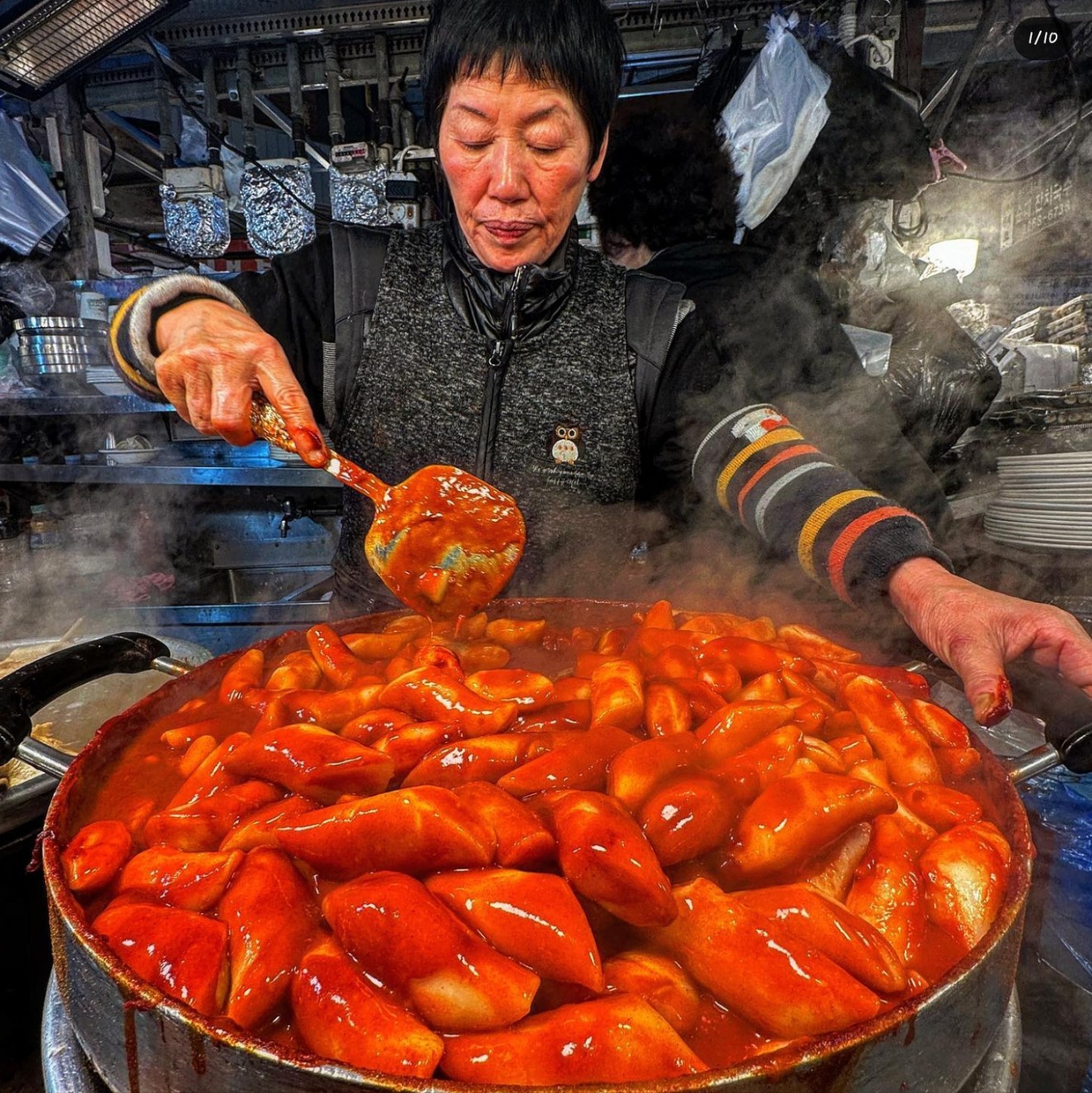 在百年歷史的傳統在地市場，盡情享用各式各樣的街頭小吃，並享受您的晚餐。
來自 **K-Pop 除魔獵人** 的道地韓式晚餐！：在廣藏市場 (Gwangjang Market) 品嚐像 **Huntrix** 一樣的正宗韓國美食，並購買當地特產