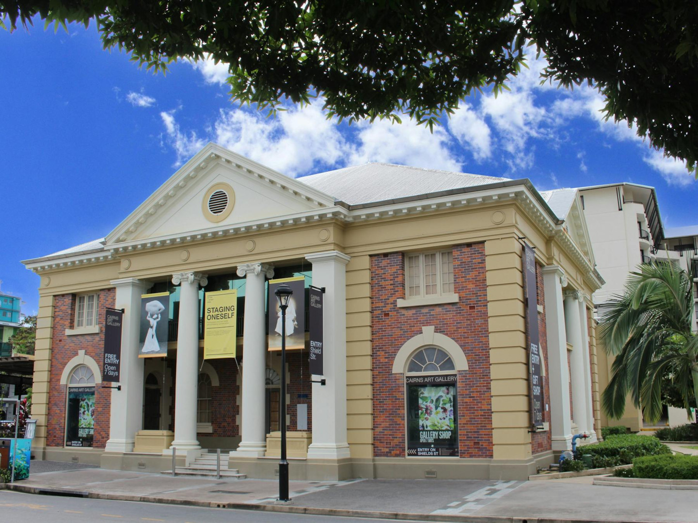 Cairns Aquarium & Esplanade Private Full-Day Tour