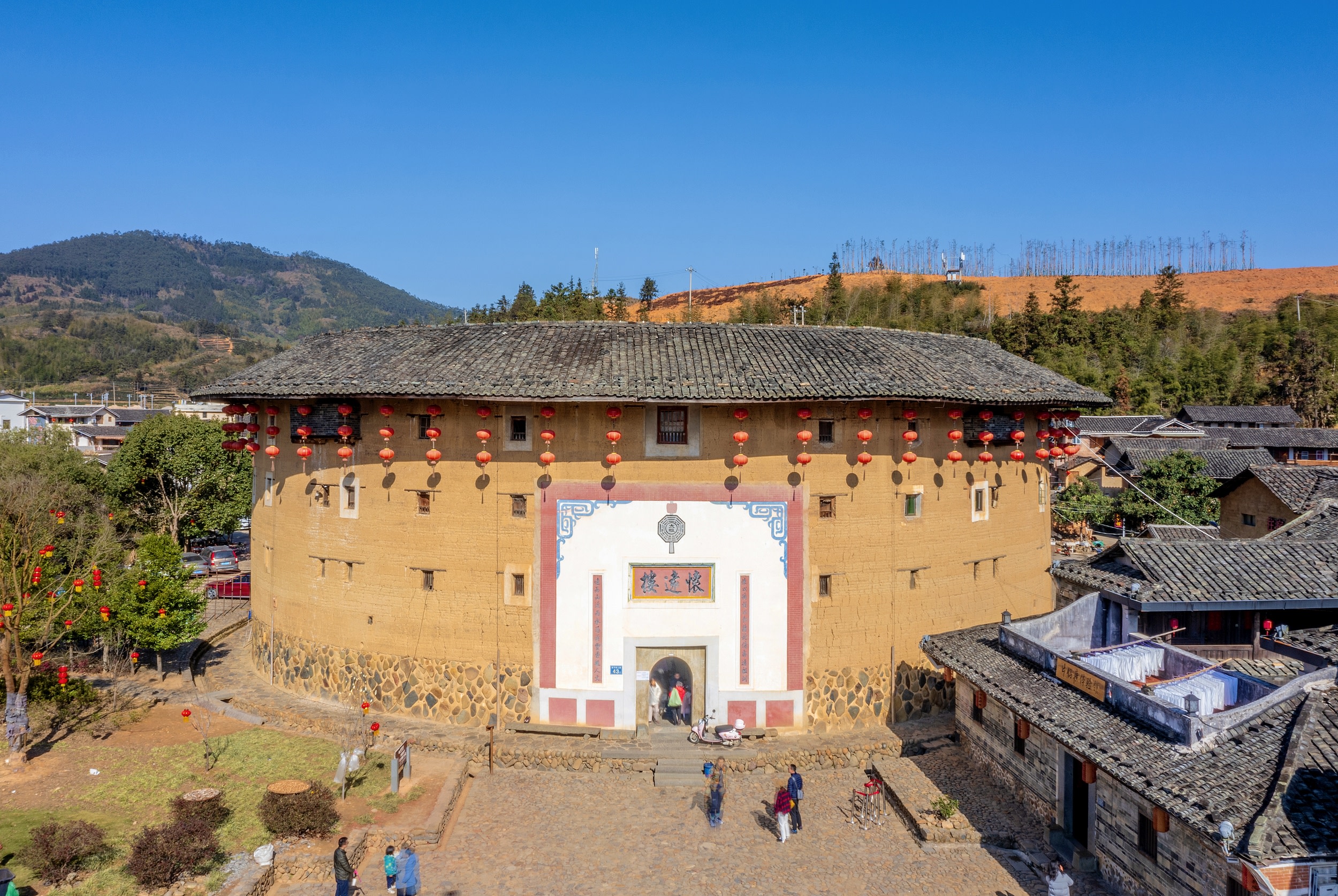 懷遠樓是目前建築工藝最精美、保護最好的雙環圓形土樓，為簡氏家族所建。懷遠樓最引人注目之處在於內院核心位置的祖堂，也就是家族子弟讀書的地方。