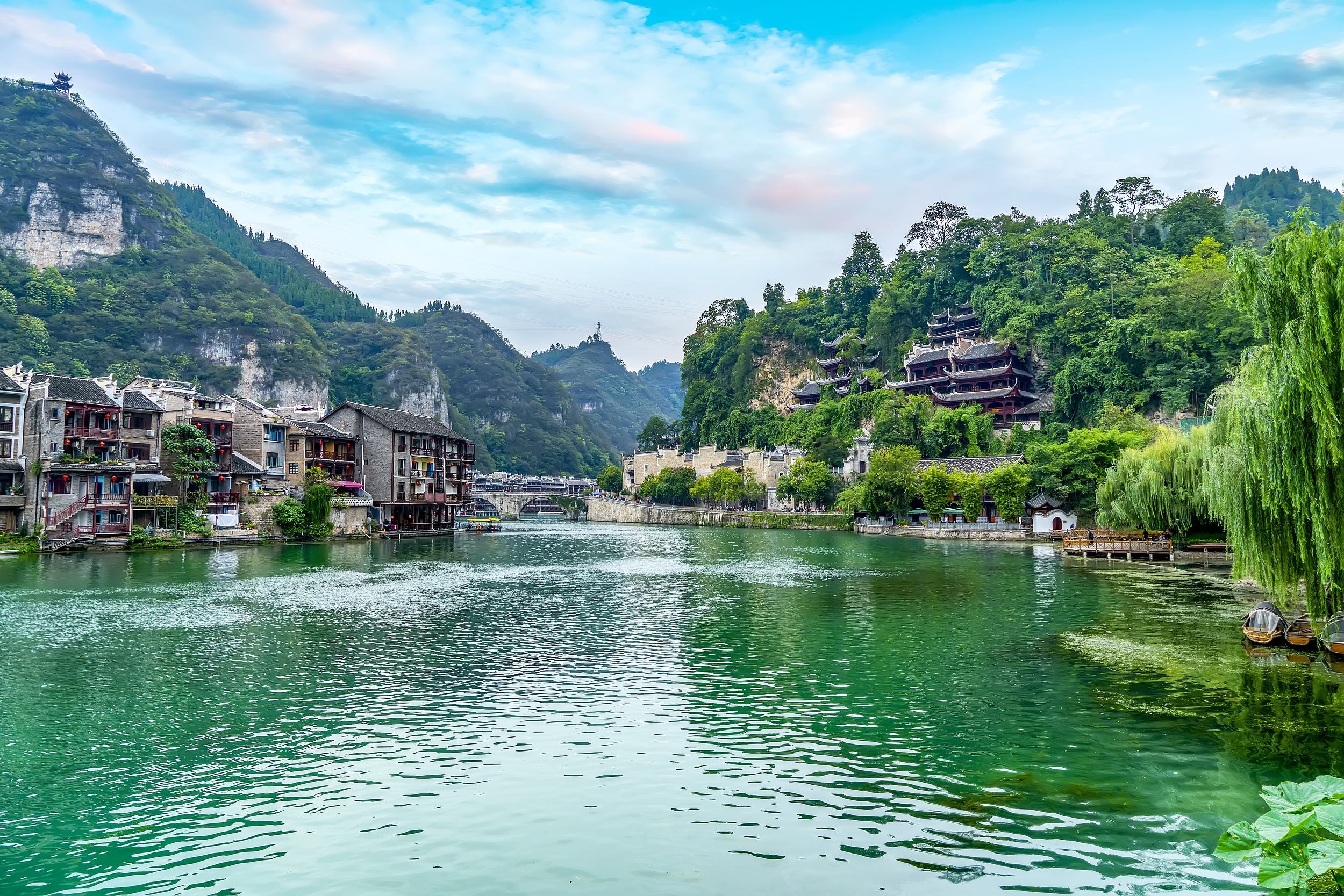 鎮遠古鎮，城內古街古巷曲徑通幽，石橋城垣錯落有致，碧水晨霧姿態萬千，春江漁火詩意盎然，被譽為是“山雄水美”之地。