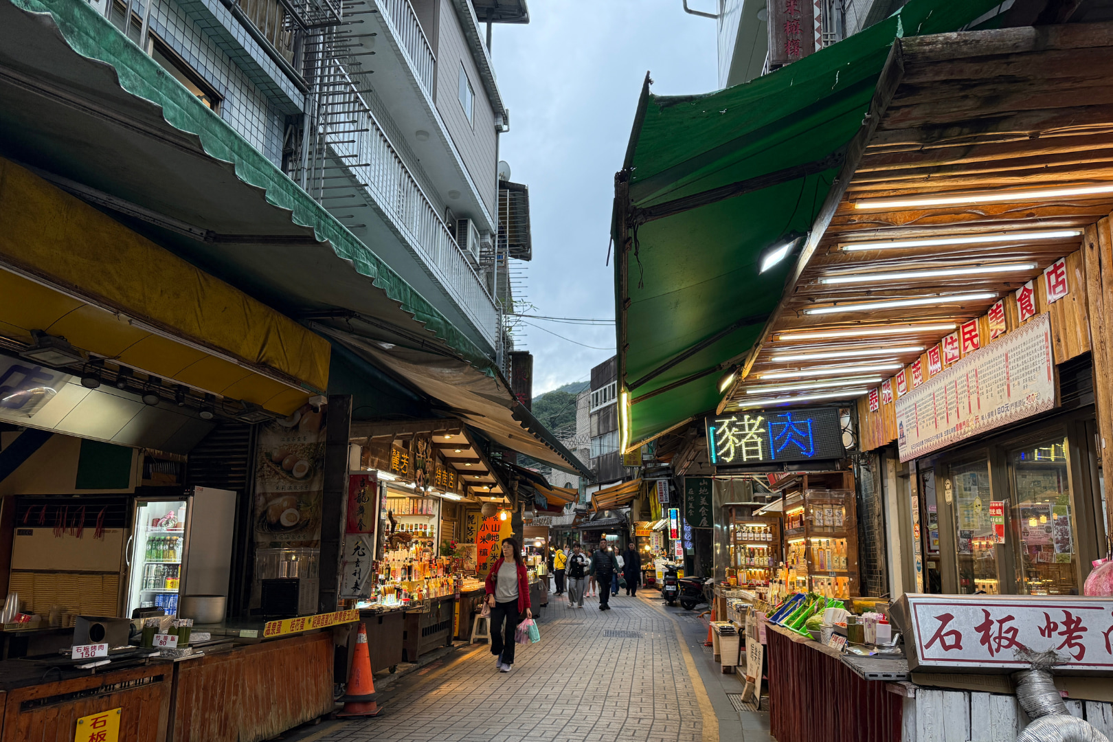 烏來老街充滿泰雅族文化與山林氣息的老街,特色美食如竹筒飯、山豬肉與溫泉蛋一次享受。 烏來老街充滿泰雅族文化與山林氣息的老街,特色美食如竹筒飯、山豬肉與溫泉蛋一次享受。