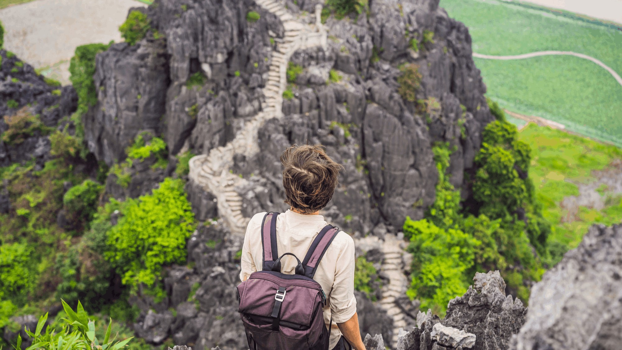在「臥龍洞 (Mua Cave)」的壯麗觀景台,飽覽石灰岩山脈的磅礴氣勢與蜿蜒河流的秀麗風光。 在「臥龍洞 (Mua Cave)」的壯麗觀景台,飽覽石灰岩山脈的磅礴氣勢與蜿蜒河流的秀麗風光。
