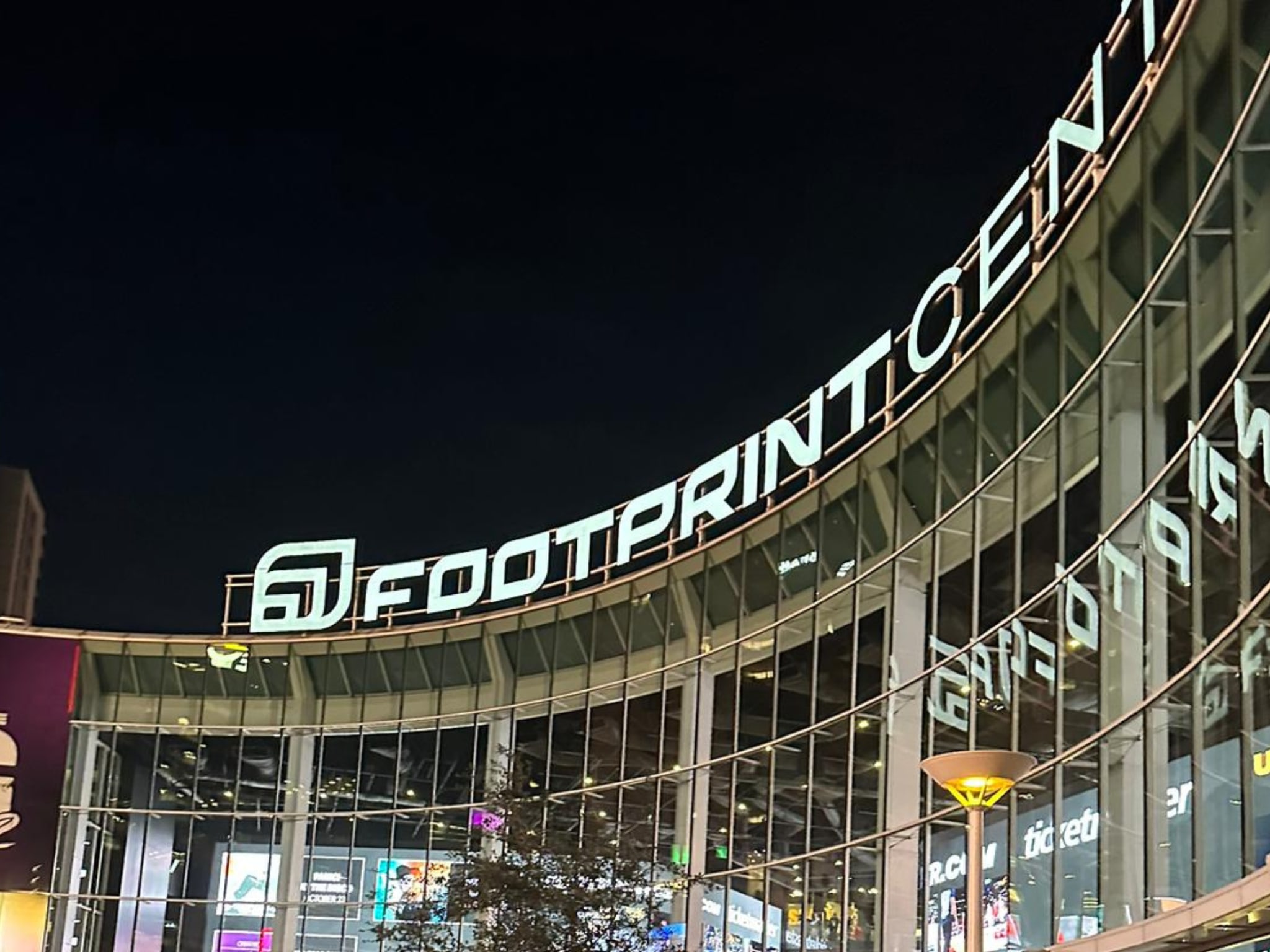 這個場館舉辦過許多NBA歷史性時刻,包括季後賽和總決賽 這個場館舉辦過許多NBA歷史性時刻,包括季後賽和總決賽