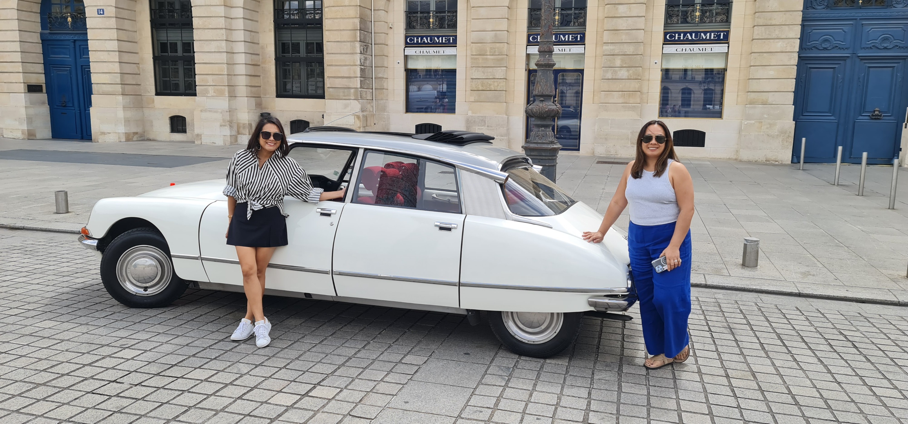 Paris City Tour Citroen DS - Vintage car Oldtimer