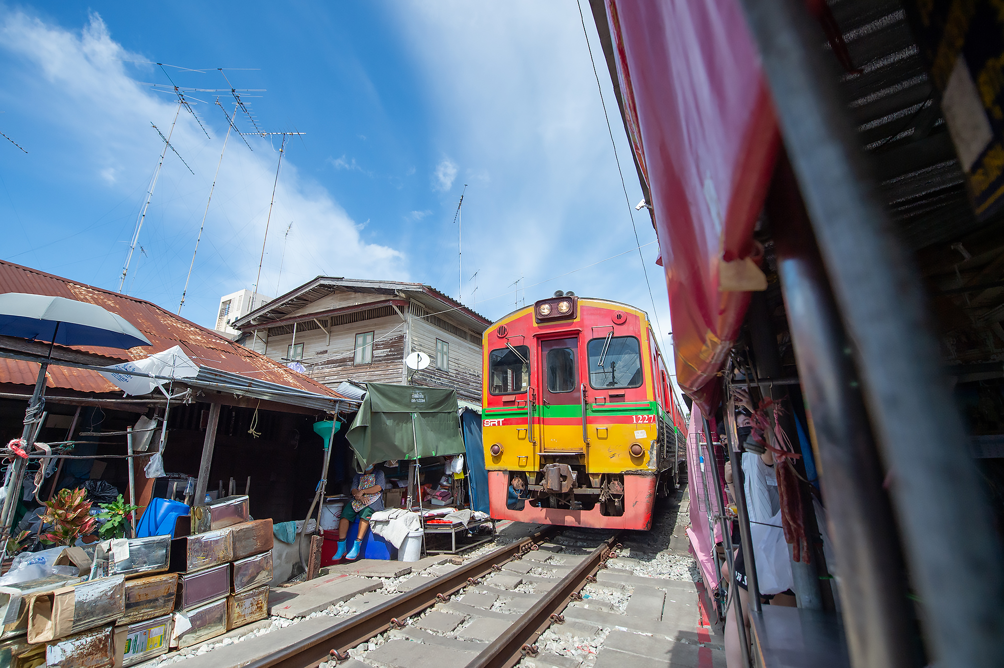 參觀著名的鐵路市場,那裡的攤販直接在火車軌道上擺攤設點 參觀著名的鐵路市場,那裡的攤販直接在火車軌道上擺攤設點