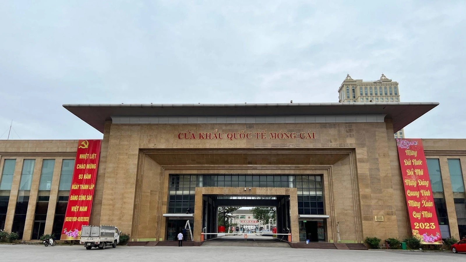 Private Transfer between China Borders and Vietnam Cities