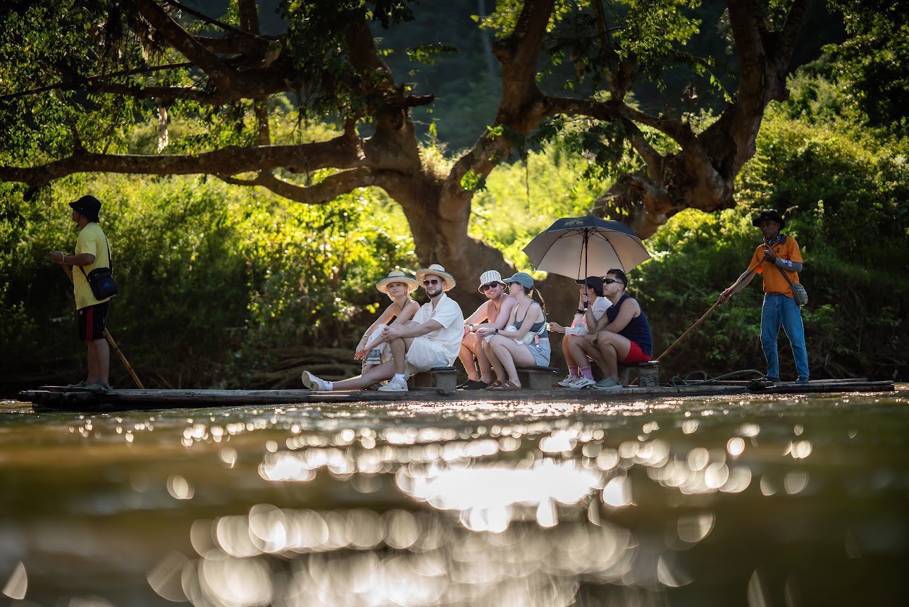 順流而下,周圍環繞著鬱鬱蔥蔥的風景和寧靜的美景 順流而下,周圍環繞著鬱鬱蔥蔥的風景和寧靜的美景