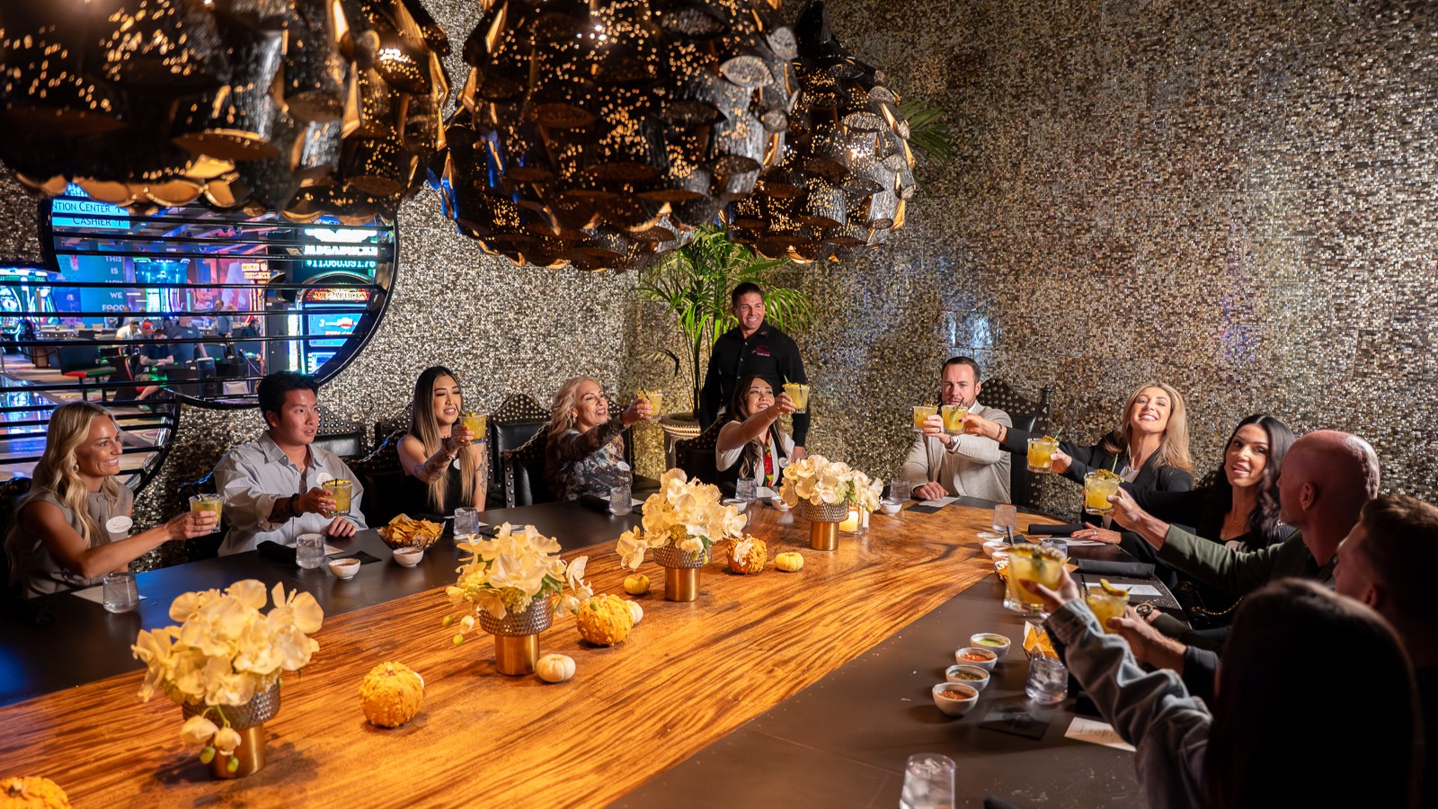 參加「拉斯維加斯大道美食饗宴 (Savors of the Strip Dining Experience)」，在品嚐精緻美食的同時，捕捉難忘的精彩瞬間。