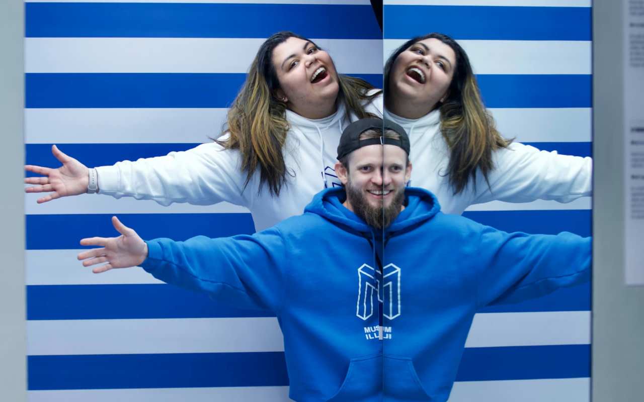 利用博物館巧妙的史普利特鏡面裝置，與朋友一起創造爆笑的視覺錯覺。