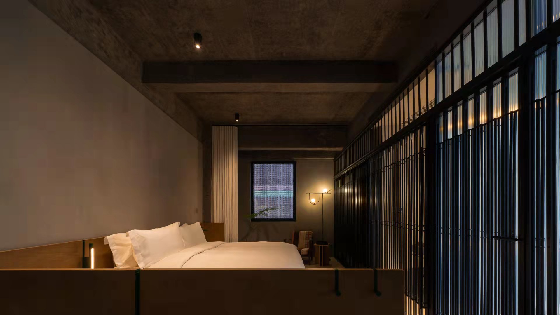 The staircase leading from the public area to the guest rooms has an open design. The winding staircase is not only a long corridor in the building structure, but also creates a good ventilation, lighting and social space.