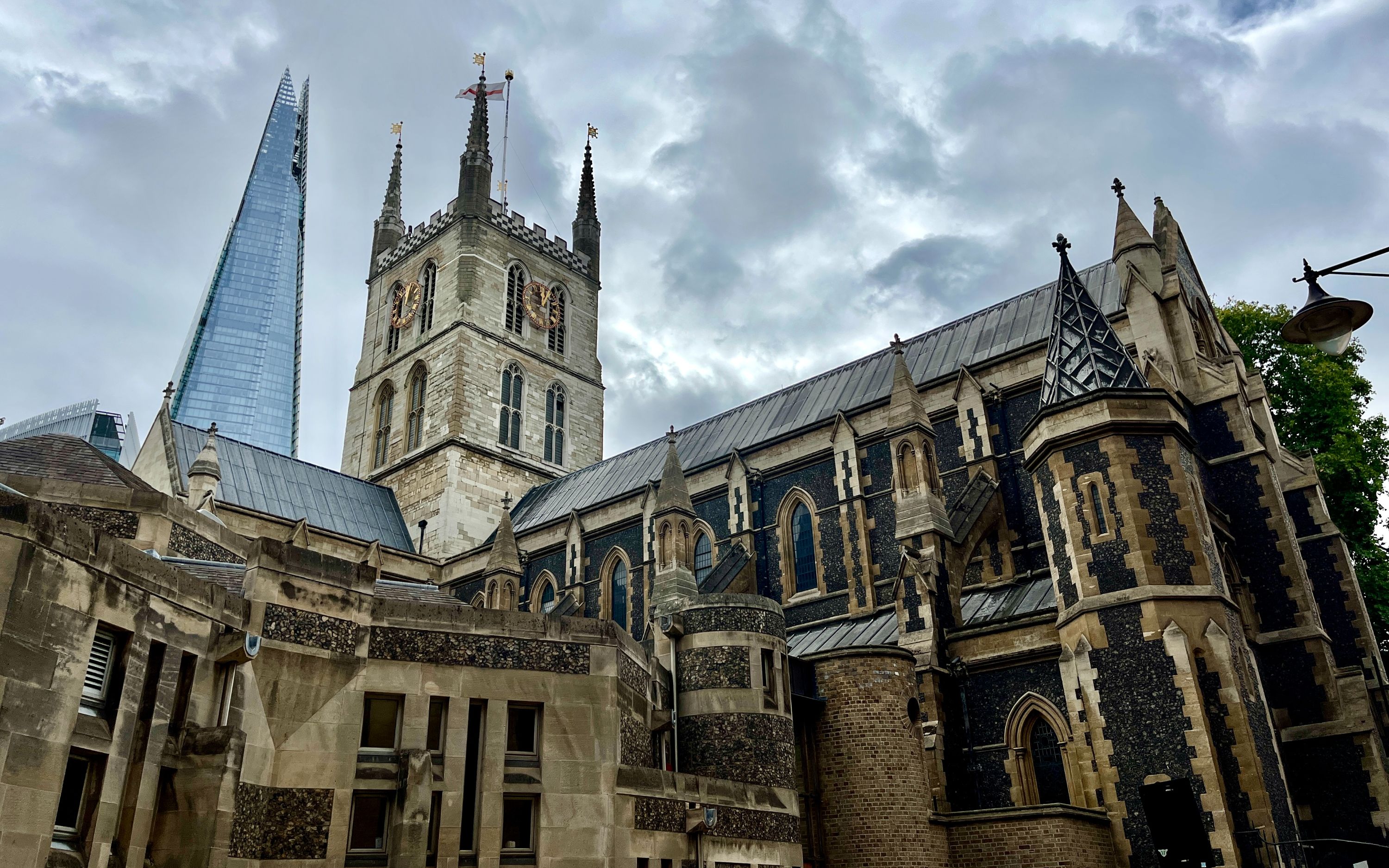 欣賞薩瑟克大教堂（Southwark Cathedral）之美，這座隱藏的瑰寶坐落在熙熙攘攘的博羅市場（Borough Market）旁