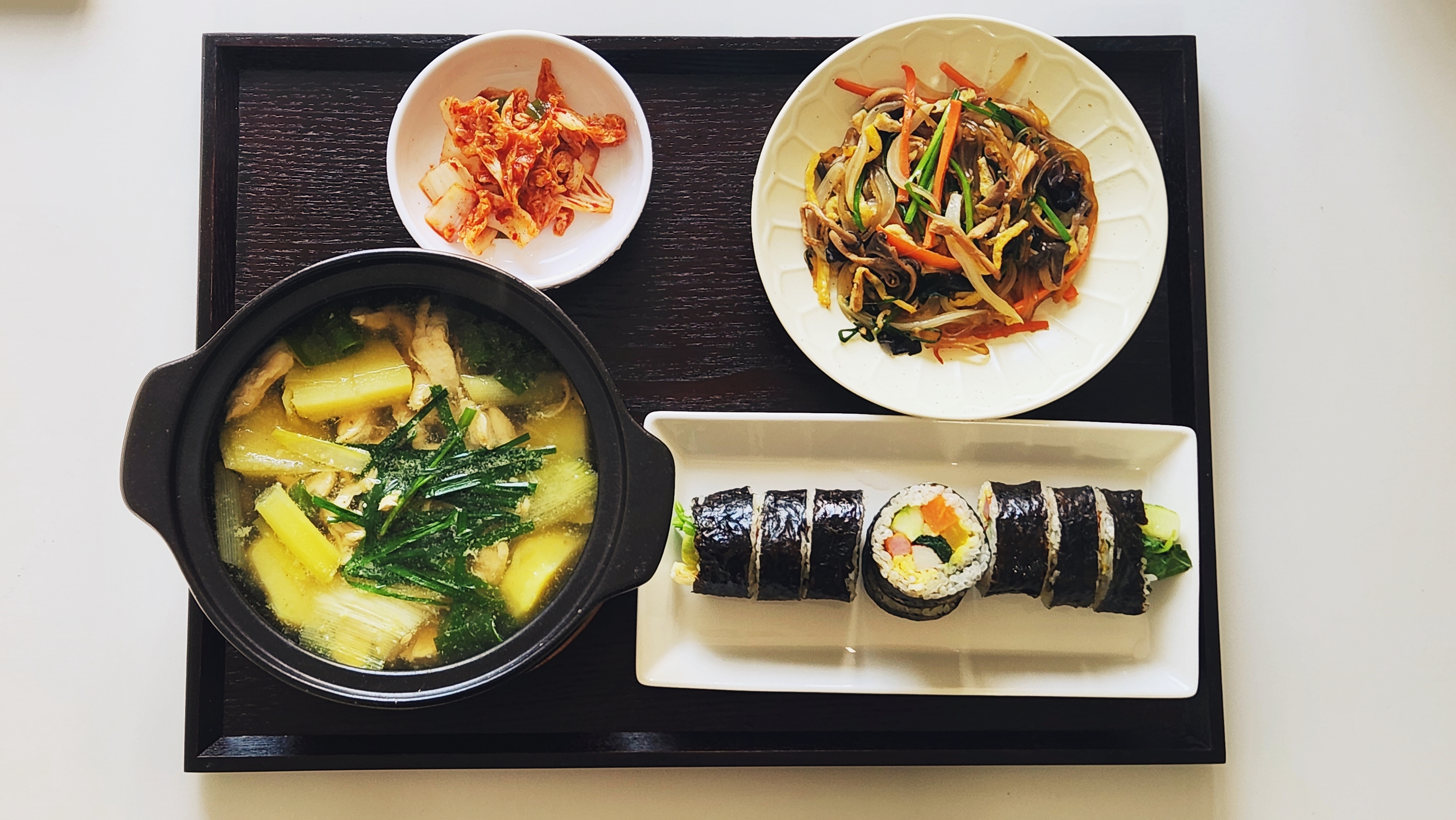 基本午餐菜單：韓式飯捲、泡菜、韓式雜菜、韓式燉雞