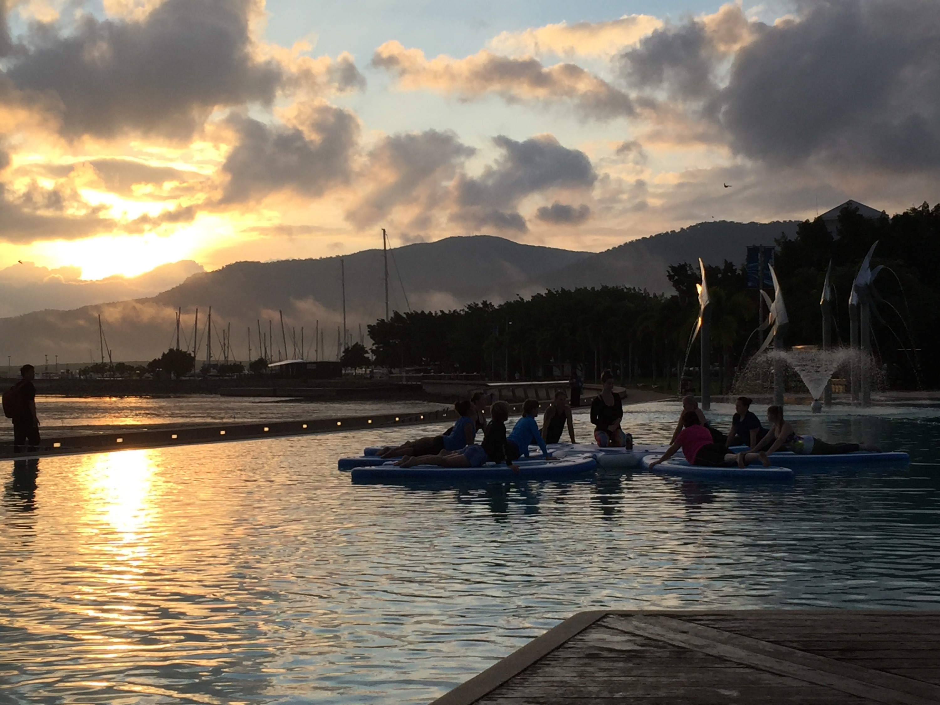 ティナルー湖 夕日パドルボーディング体験（ケアンズ）