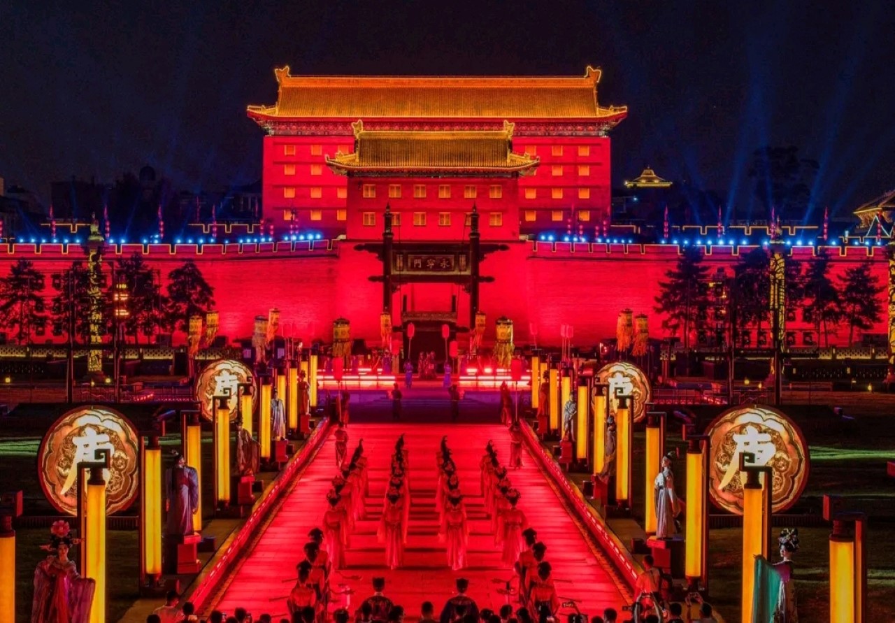 安城牆永寧門為背景，整體被紅色燈光渲染，盡顯恢宏大氣