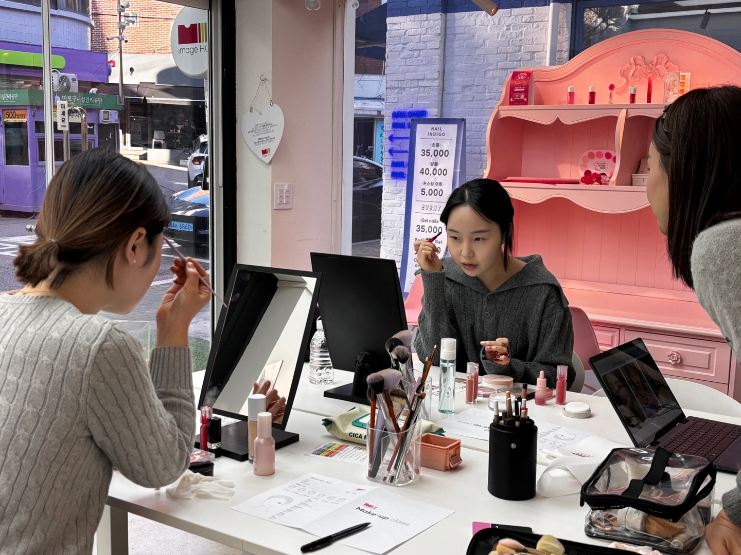Option 3. One Day_Master Makeup Class (Foreigners, Korean)
(Not proceeded Personal Color Diagnosis)
- This is for those who want to learn makeup in more depth. You can enhance your skills by learning makeup techniques and practicing them directly.
