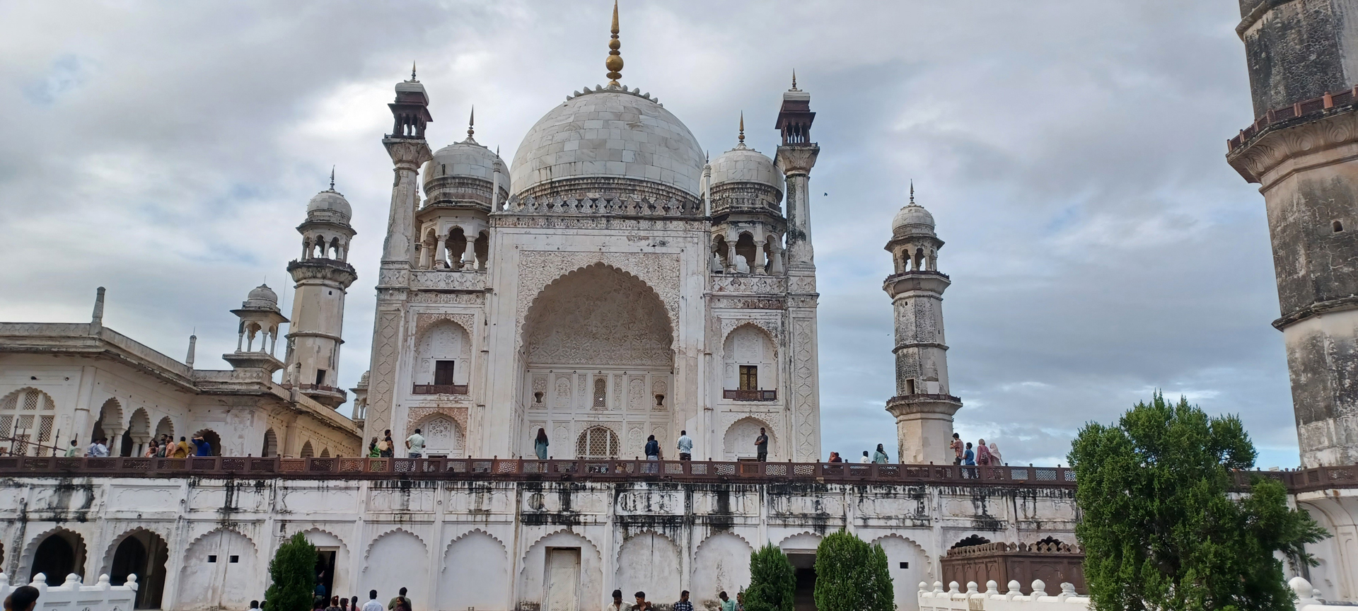 Visit Ellora Cave's &amp; Mini Taj Mahal in One Day with Guide Service
