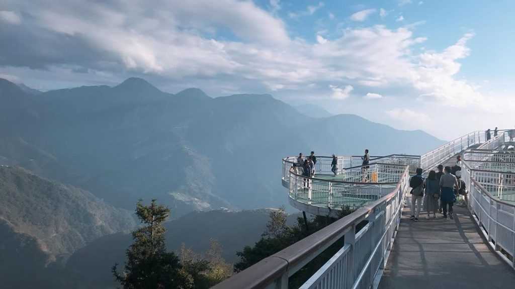漫步清境高空觀景步道,飽覽連綿群山