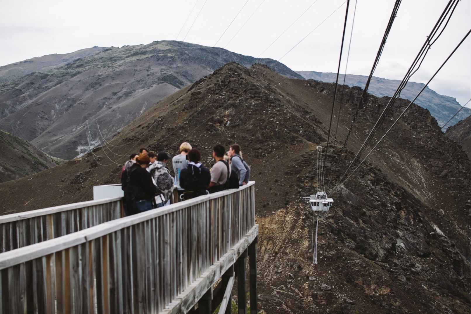 乘坐纜車前往之前，內維斯高空彈跳的安全簡報！