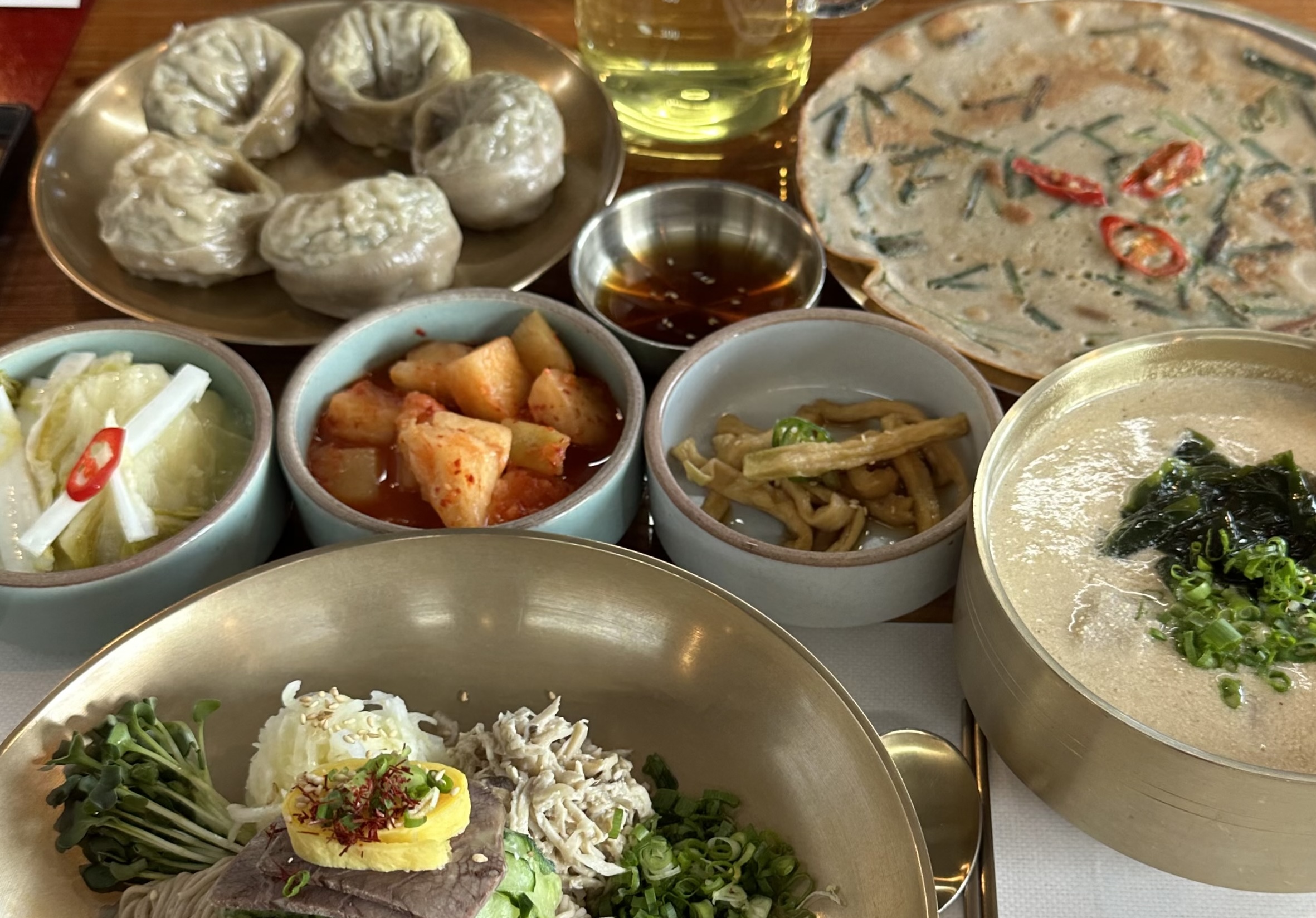 在當地一流餐廳享用道地美食，價格合理，大型遊覽車無法抵達。我們也會推薦素食菜單（不含午餐）。