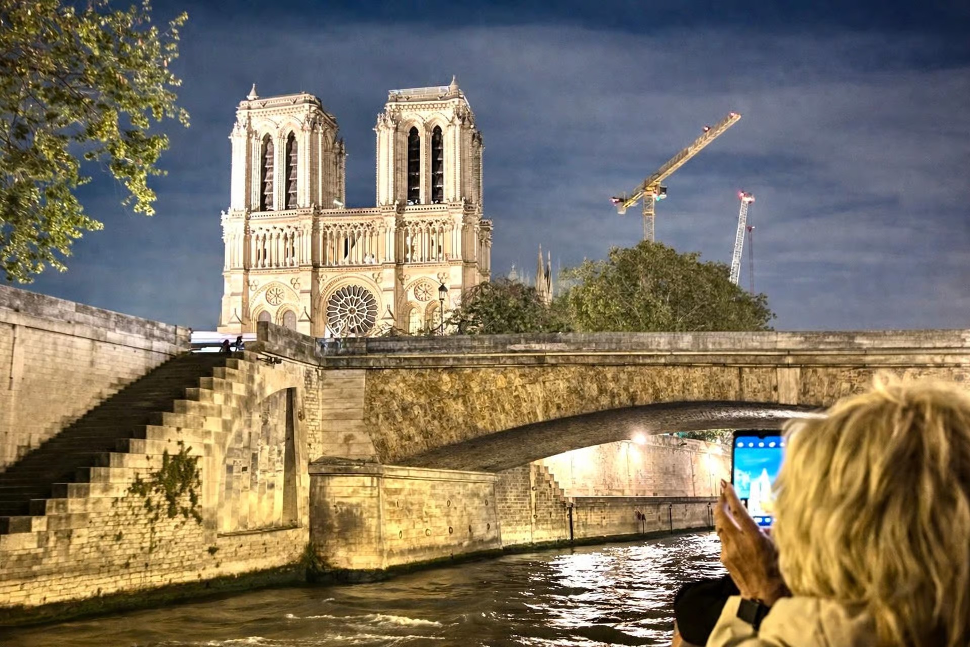 今晚,欣賞燈火輝煌的巴黎聖母院,它雄偉地矗立在寧靜的河流倒影之上 今晚,欣賞燈火輝煌的巴黎聖母院,它雄偉地矗立在寧靜的河流倒影之上