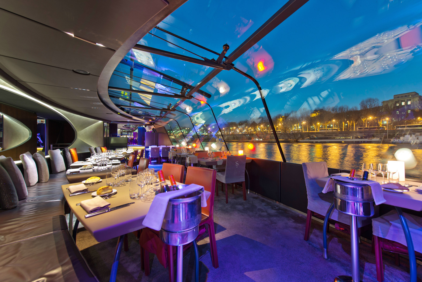 在優雅的遊輪餐廳中，透過全景玻璃天花板，將巴黎的地標美景盡收眼底。