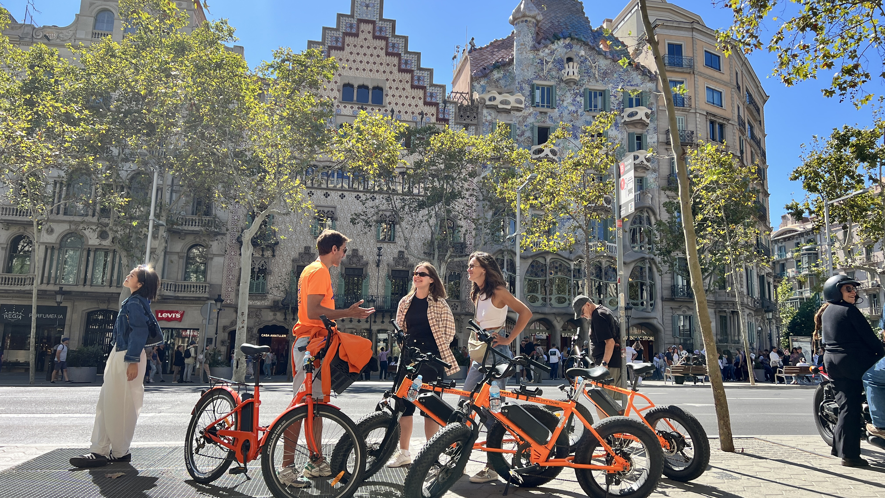 Barcelona: Private e-Bike Tour City Highlights with a Local Guide