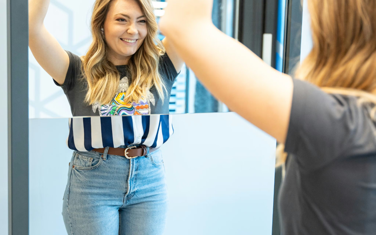 在互動式鏡面展覽中，玩轉破碎的倒影，探索令人費解的視覺幻象。