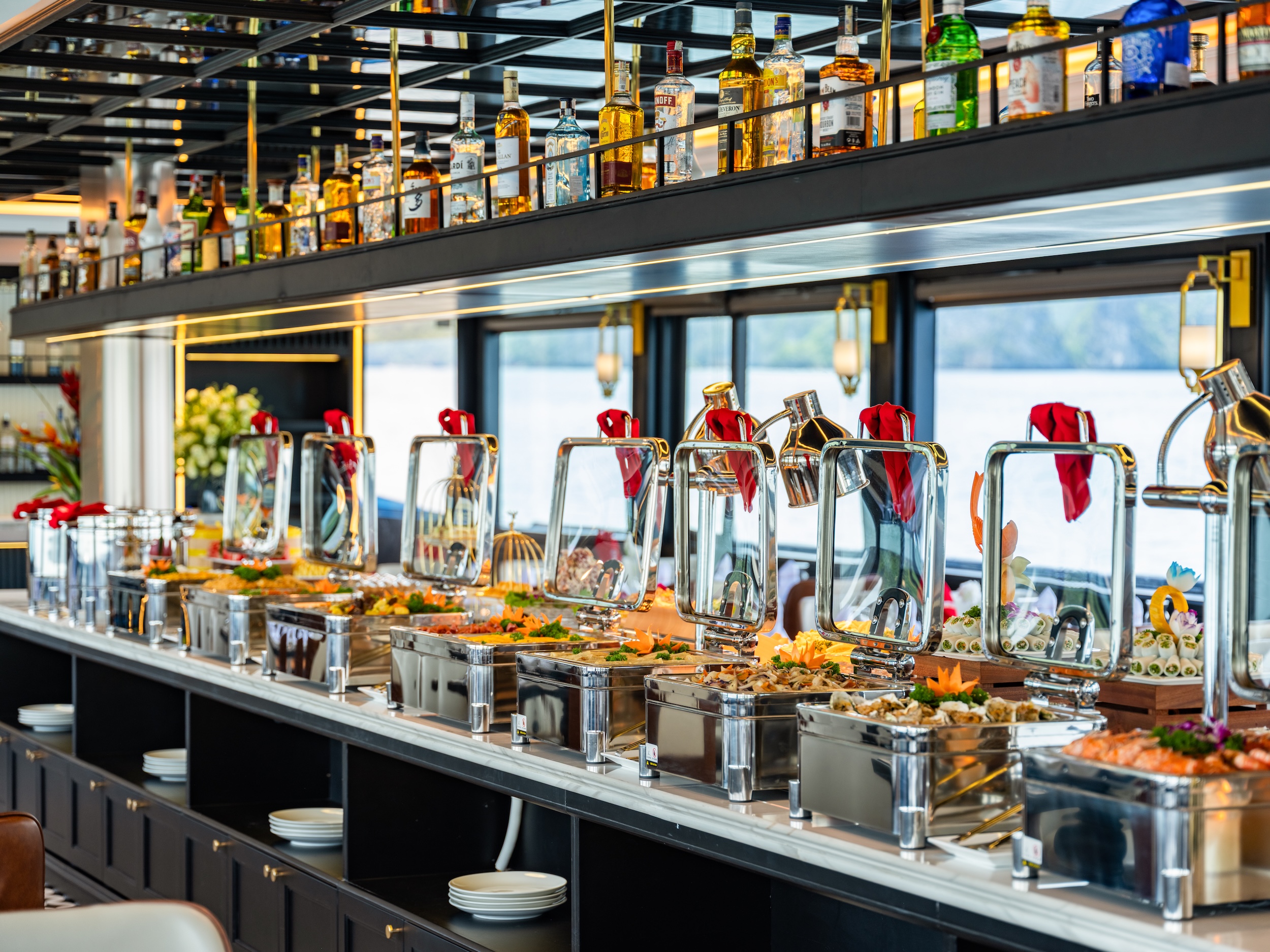 在Cozy Bay Premium Cruise上享用美味的自助餐——每頓餐點都伴隨著下龍灣的迷人景色。 在Cozy Bay Premium Cruise上享用美味的自助餐——每頓餐點都伴隨著下龍灣的迷人景色。