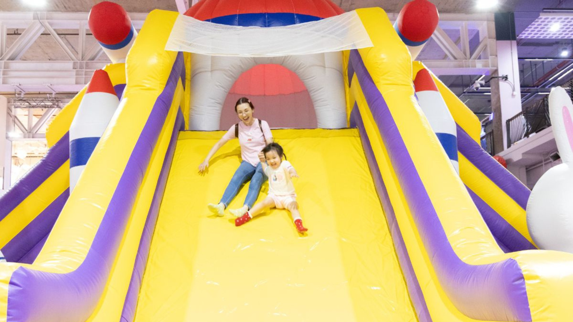 Spend quality time with kids at the all-ages sandpit, creative Art & Craft zone, and convenient on-site café