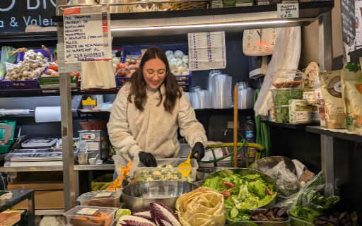 探索當地市集色彩繽紛又新鮮的農產品攤位