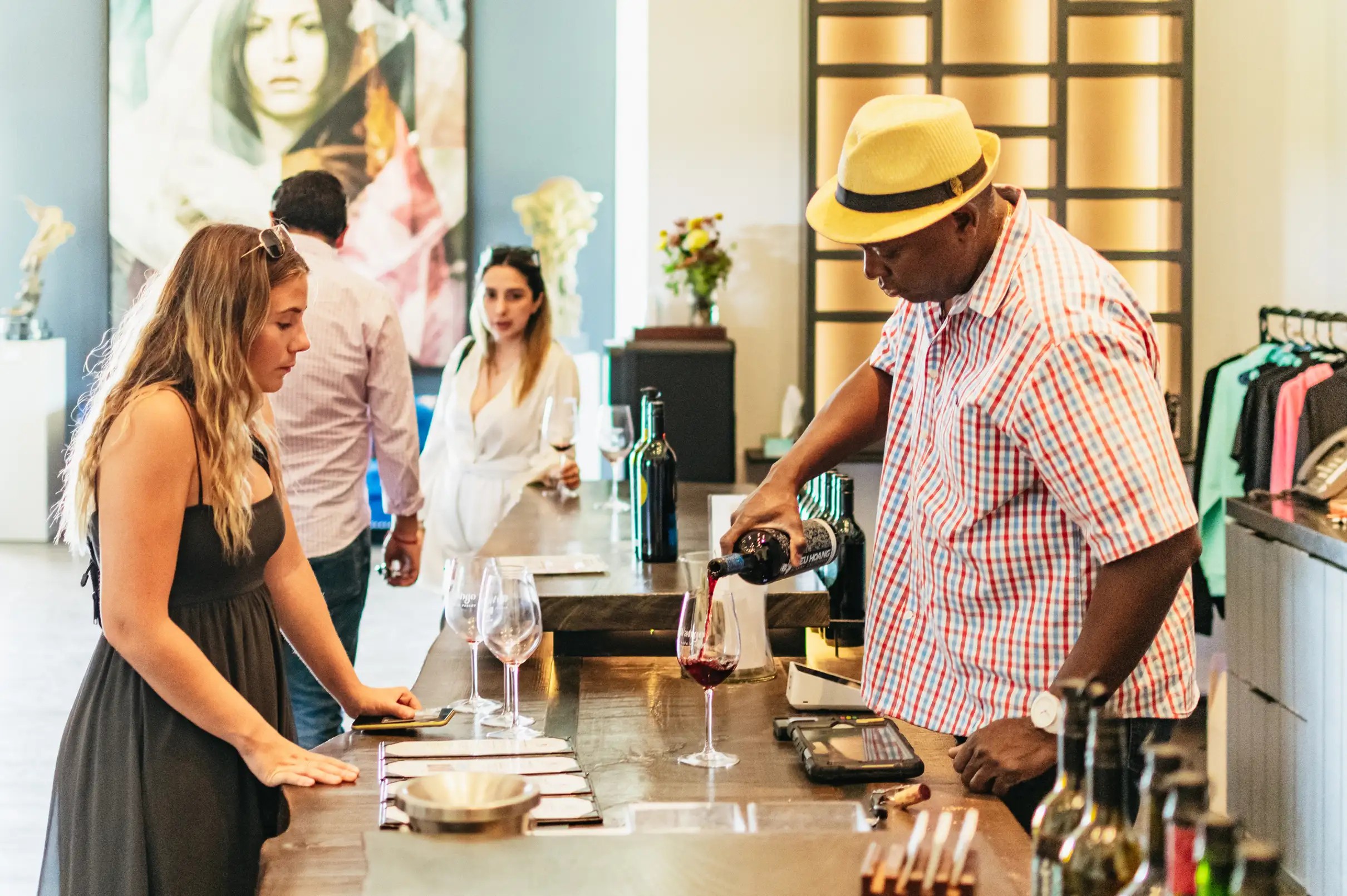 在品酒時品嚐精緻的當地葡萄酒,連綿起伏的葡萄園延伸至風景優美的地平線 在品酒時品嚐精緻的當地葡萄酒,連綿起伏的葡萄園延伸至風景優美的地平線