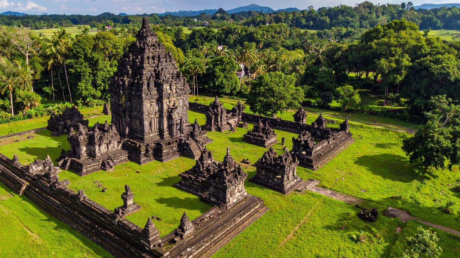 造訪日惹的普拉奧桑寺,此處優雅的佛教建築與寧靜氛圍完美交織,象徵著愛、平衡與永恆之美,令人心靈為之昇華。 造訪日惹的普拉奧桑寺,此處優雅的佛教建築與寧靜氛圍完美交織,象徵著愛、平衡與永恆之美,令人心靈為之昇華。