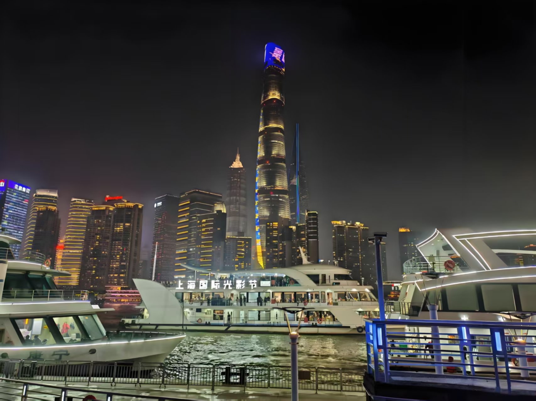 穿搭建議:江風較大，夜間建議帶薄外套。淺色系衣服在夜景中更出片，甲板燈光偏暖調，穿白色/淺藍會有驚喜。