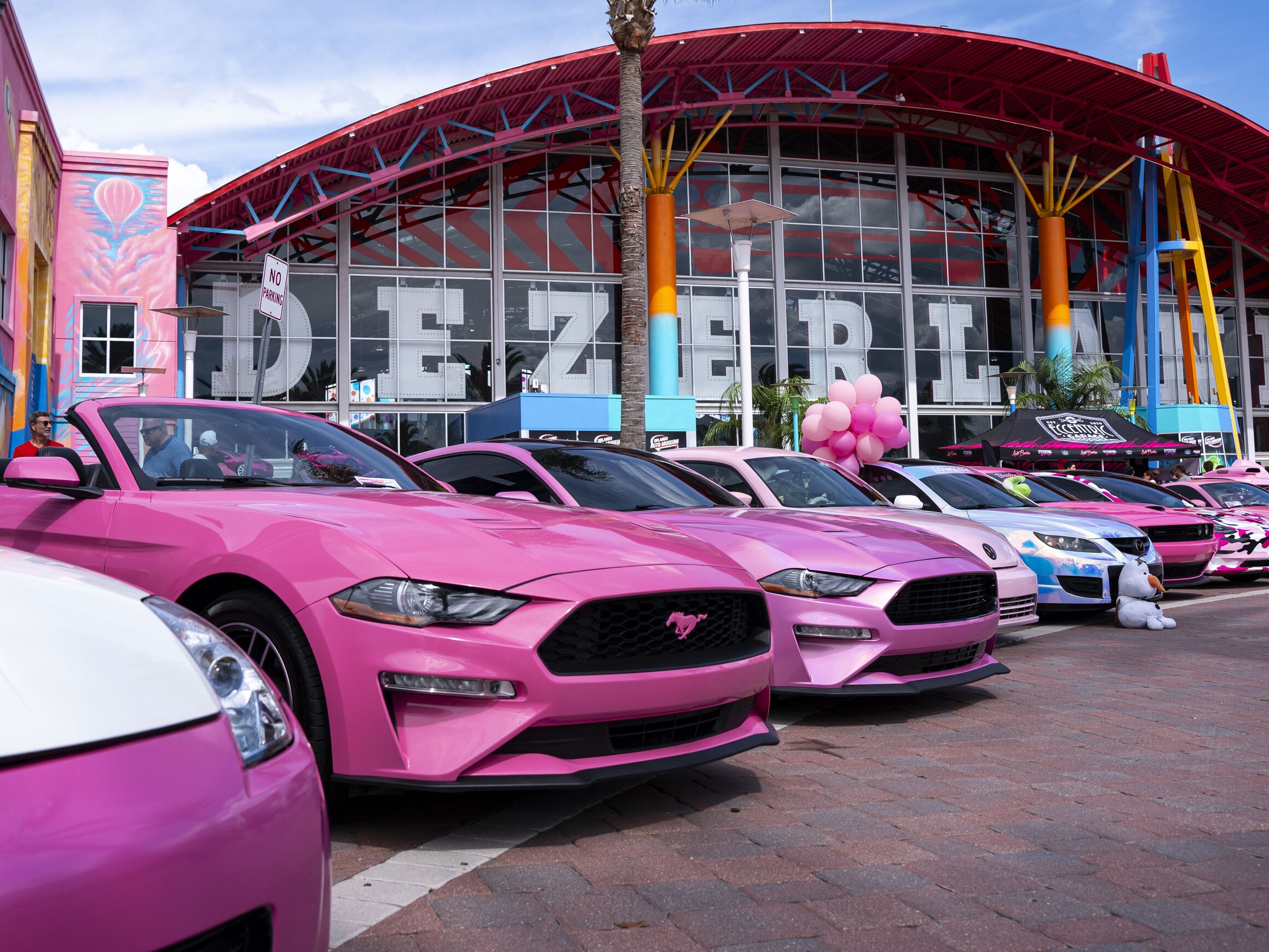 探索迷人的芭比汽車展，欣賞粉紅色的展示品和以復古娃娃為主題的車輛