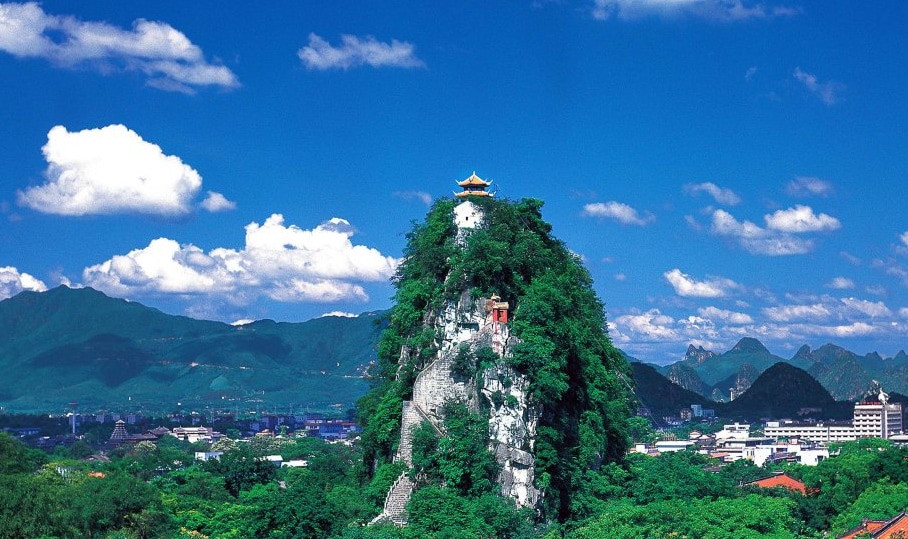 獨秀峰：位於靖江王城內的獨秀峰，陡峭如柱，素有“南天一柱”之稱。它不僅是桂林奇山的代表，其山腳崖壁更刻有“桂林山水甲天下”的千古名句真跡。