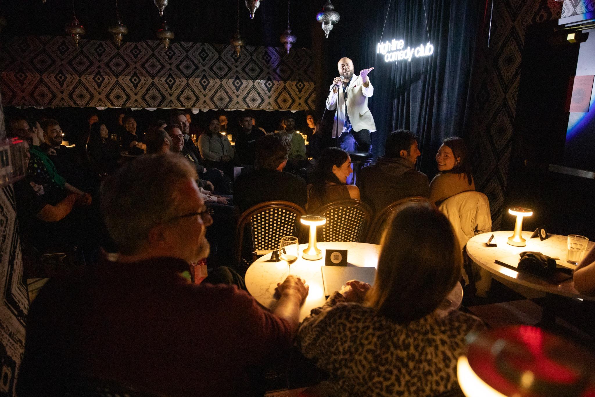 將單口喜劇和迷你高爾夫結合在一起,享受難忘的歡樂夜晚 將單口喜劇和迷你高爾夫結合在一起,享受難忘的歡樂夜晚