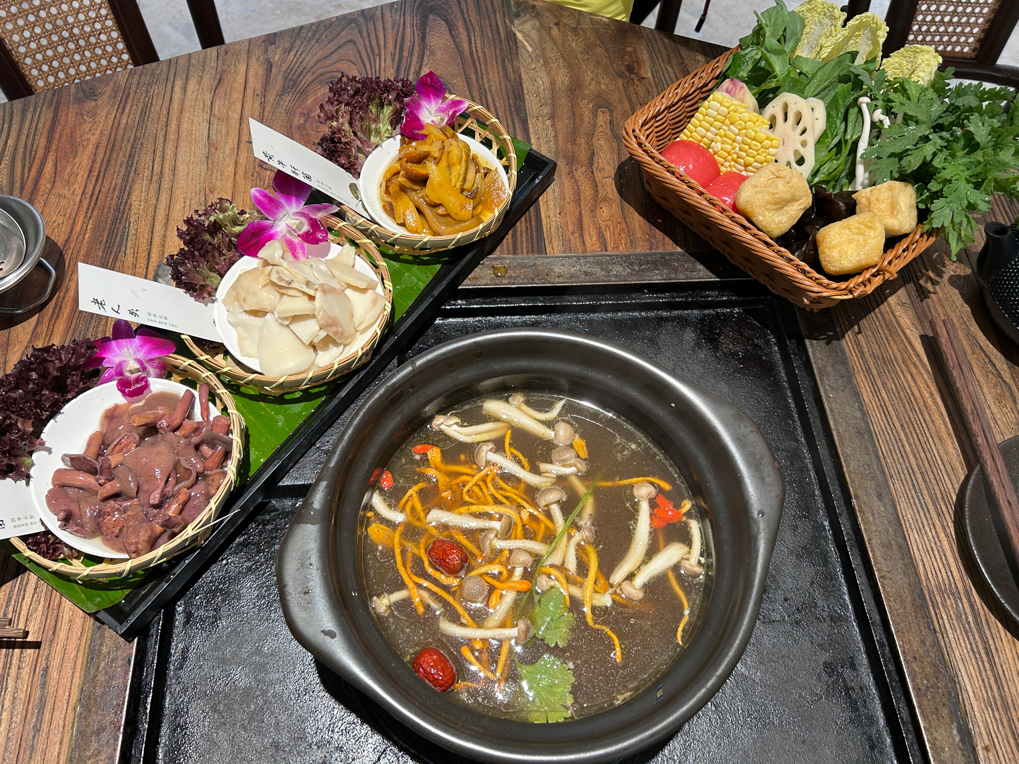 雲南麗江山野尋菌&納西美食文化一日遊（跟隨當地嚮導體驗採摘野生菌&當地農家午餐體驗/野生菌火鍋&扎染體驗&白沙古鎮/束河古鎮二選一探索）