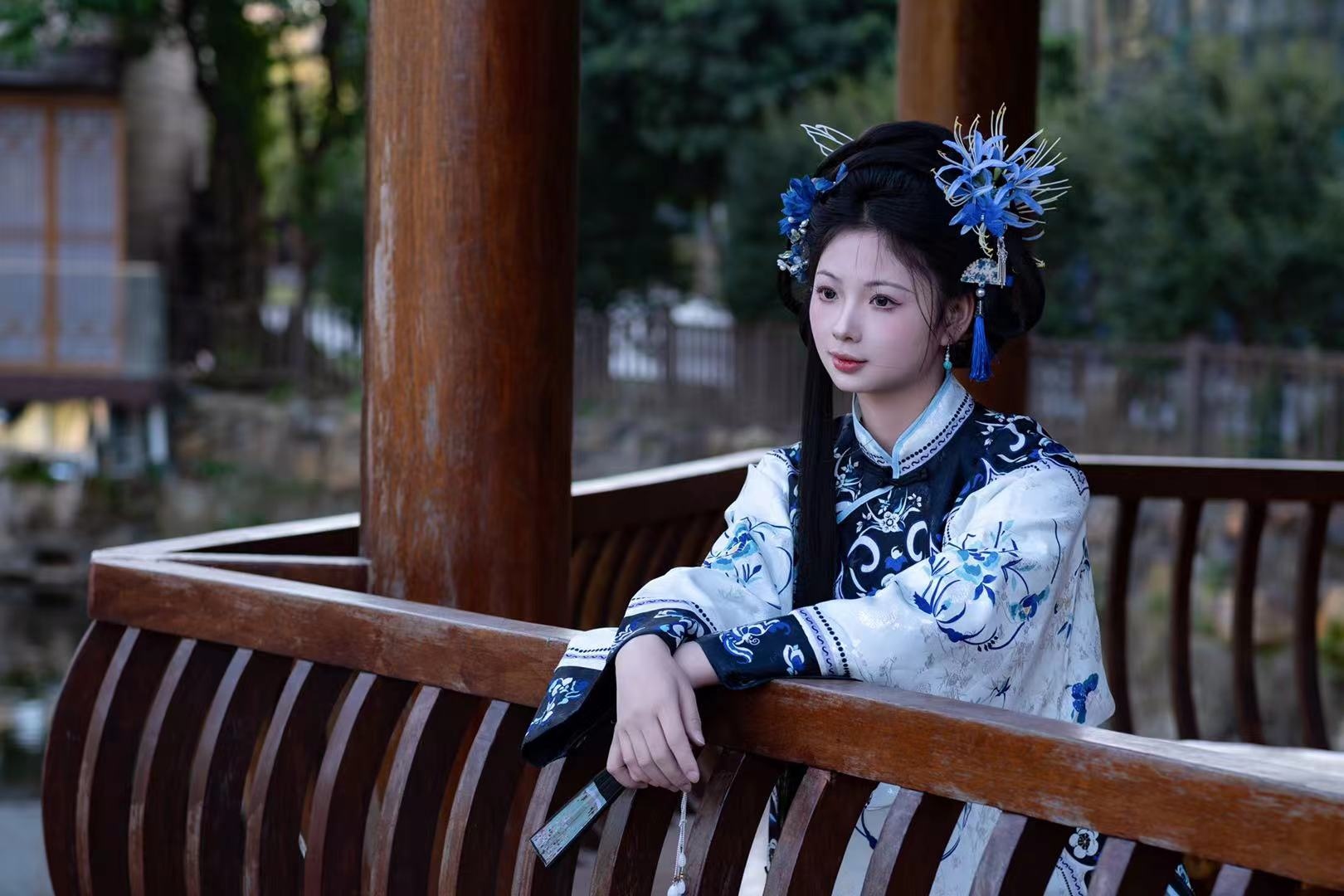 每件服飾均選上乘面料，手工刺繡的花鳥在衣間流轉，針腳裡藏著對傳統工藝的敬畏