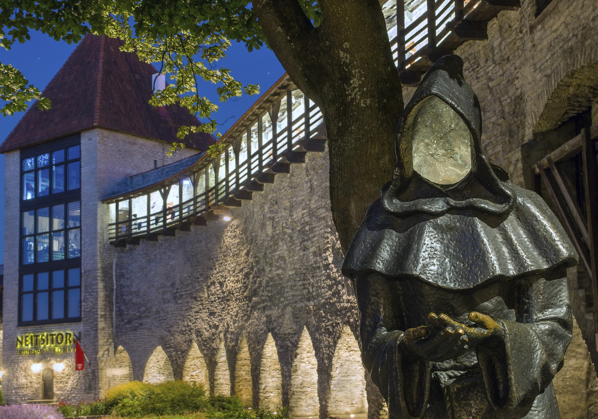 在我們的旅程中，您將聽到許多關於奇特墓葬的迷人故事。