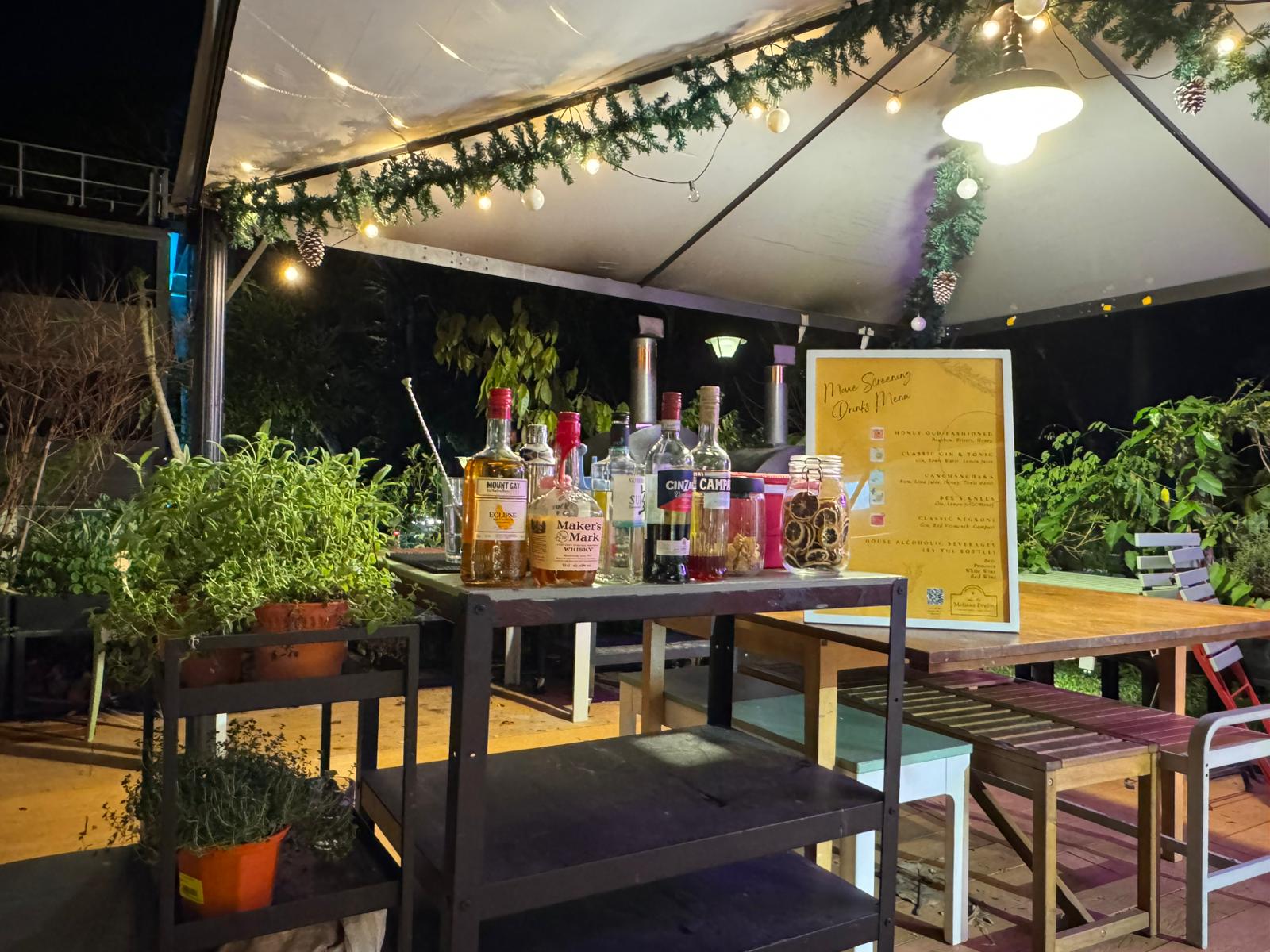 加購項目：電影螢幕：您的專屬調酒師將在您的電影約會之夜全程陪伴。