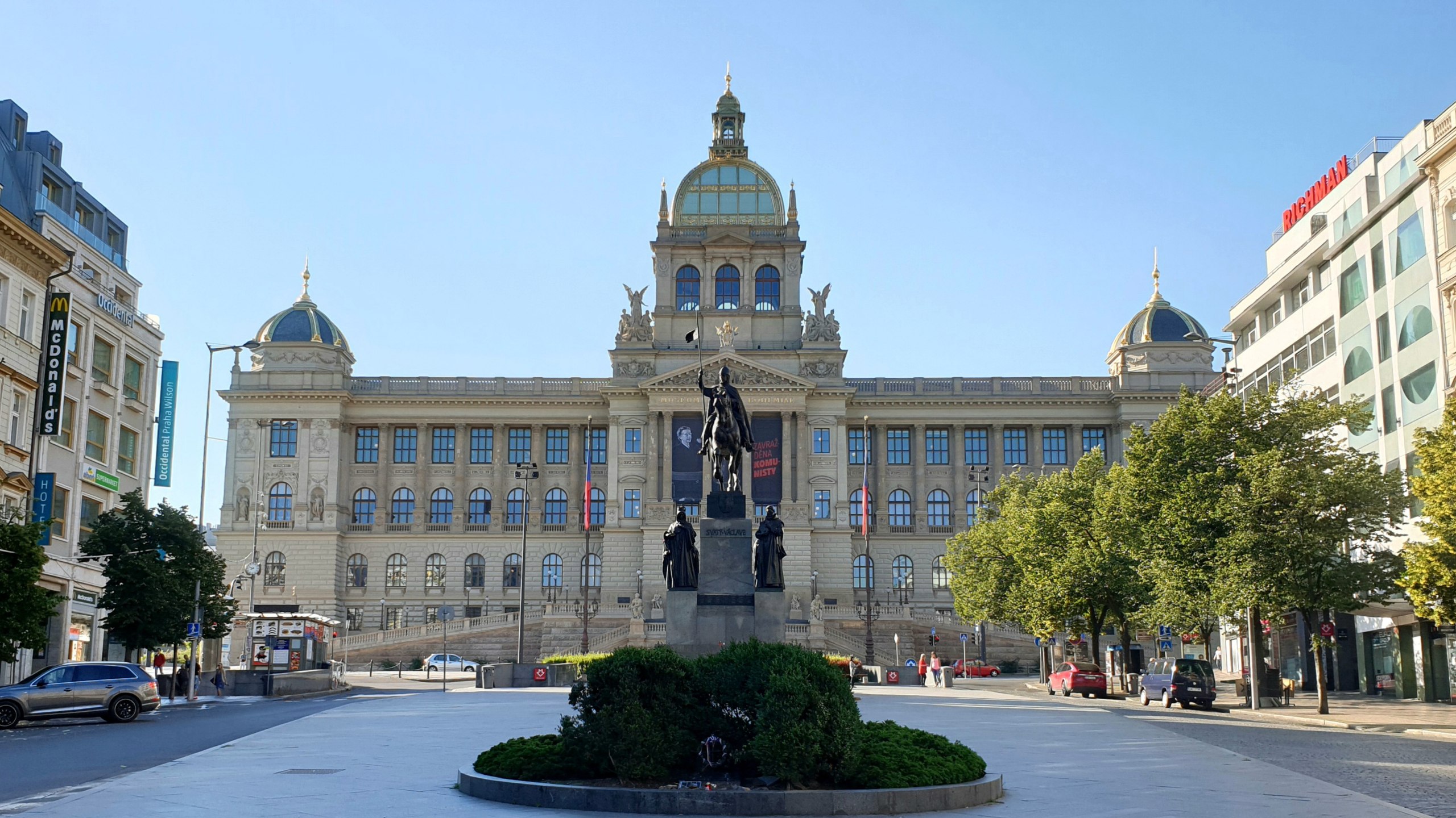 瓦茨拉夫廣場（Wenceslas Square），當地稱為瓦茨拉夫廣場（Václavské náměstí），是捷克共和國布拉格新城的主要城市廣場和商業/文化中心。