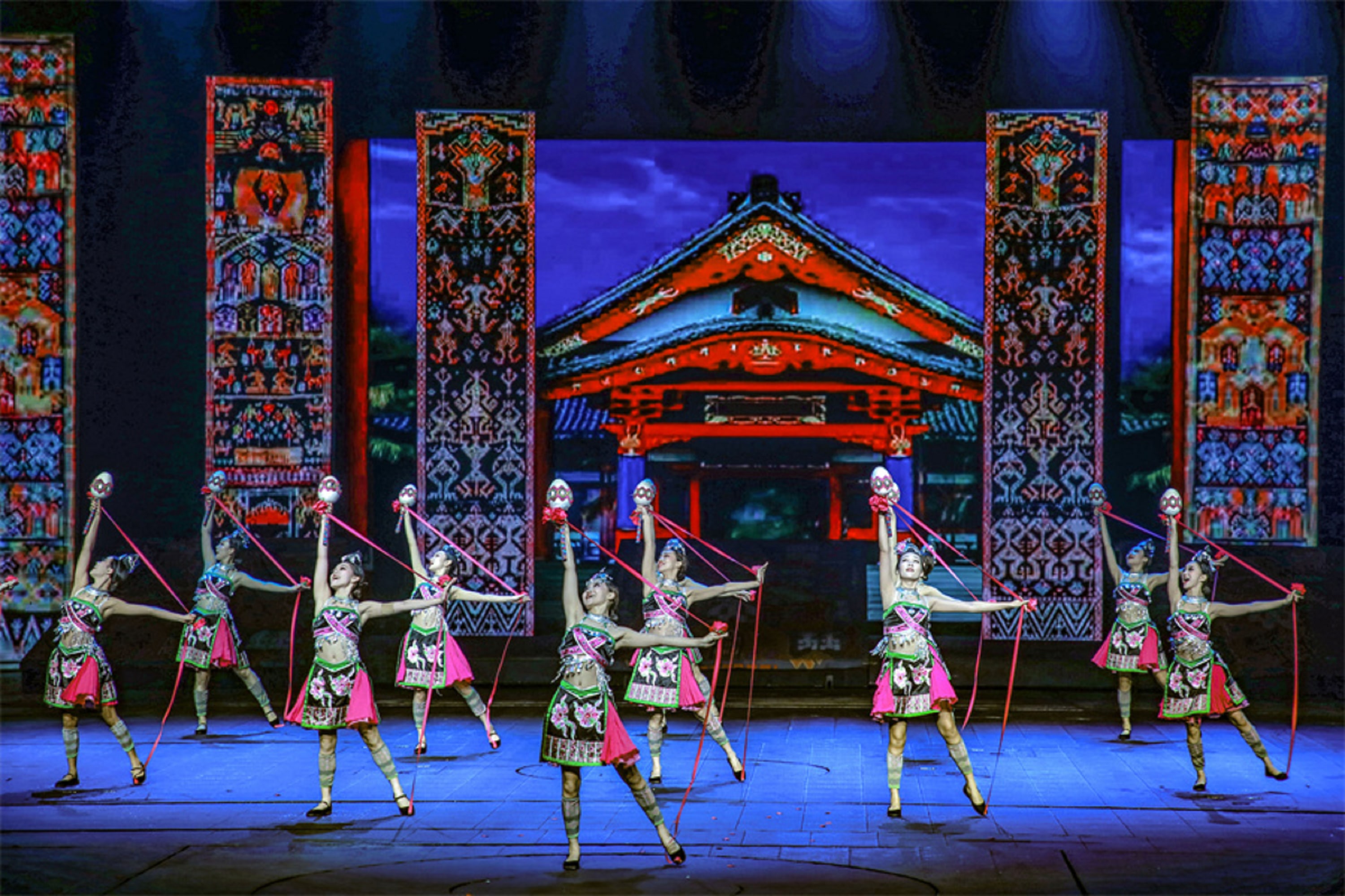 整個劇場是一個巨大的 “黑科技” 試驗場,採用 “水陸空” 三維立體舞臺設計,打破了傳統舞臺的限制,讓演出更加立體、豐富,觀眾可以從不同角度欣賞到精彩的表演 整個劇場是一個巨大的 “黑科技” 試驗場,採用 “水陸空” 三維立體舞臺設計,打破了傳統舞臺的限制,讓演出更加立體、豐富,觀眾可以從不同角度欣賞到精彩的表演