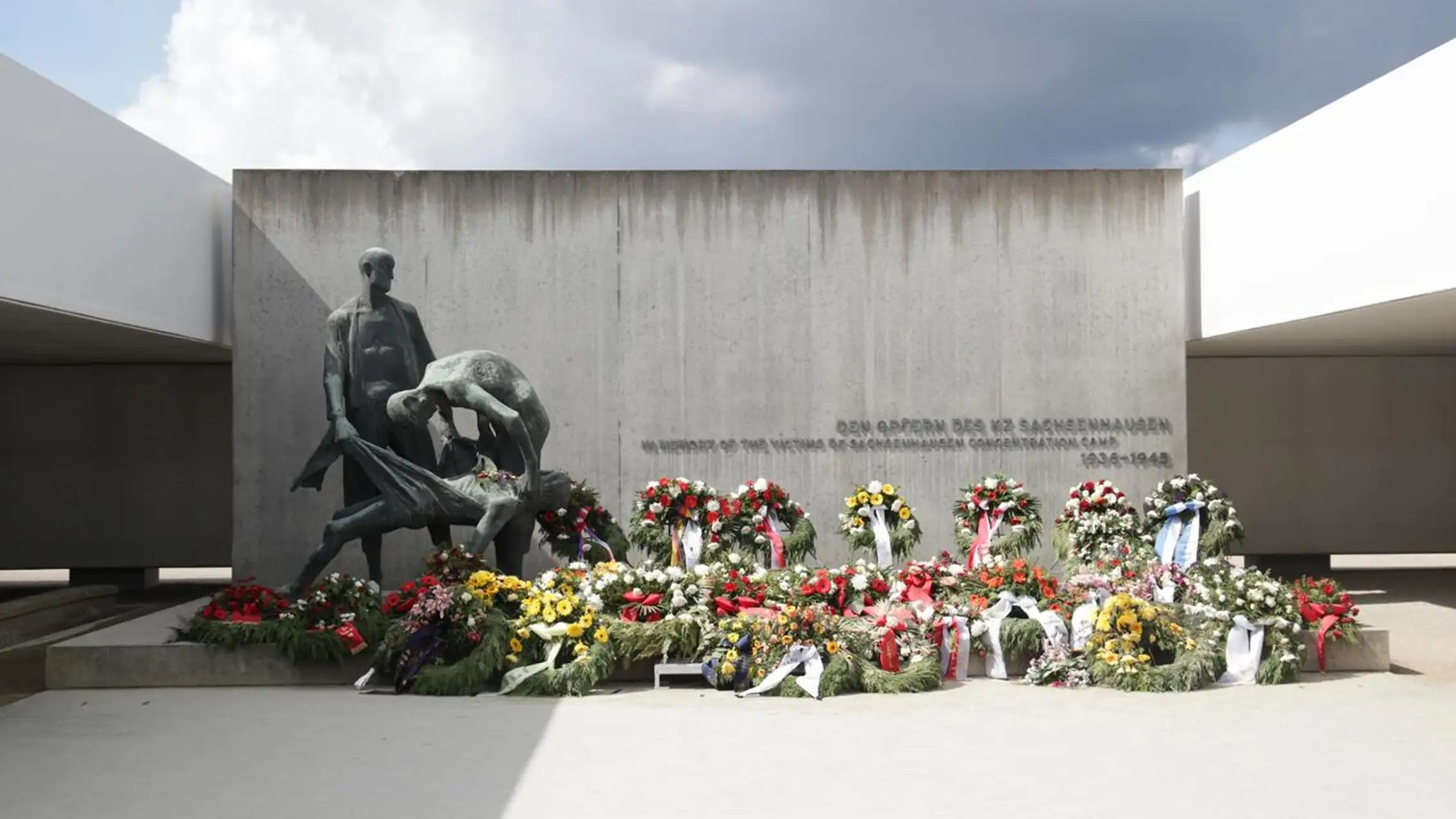 紀念場所,擺放著花圈和鮮花以悼念受害者 紀念場所,擺放著花圈和鮮花以悼念受害者