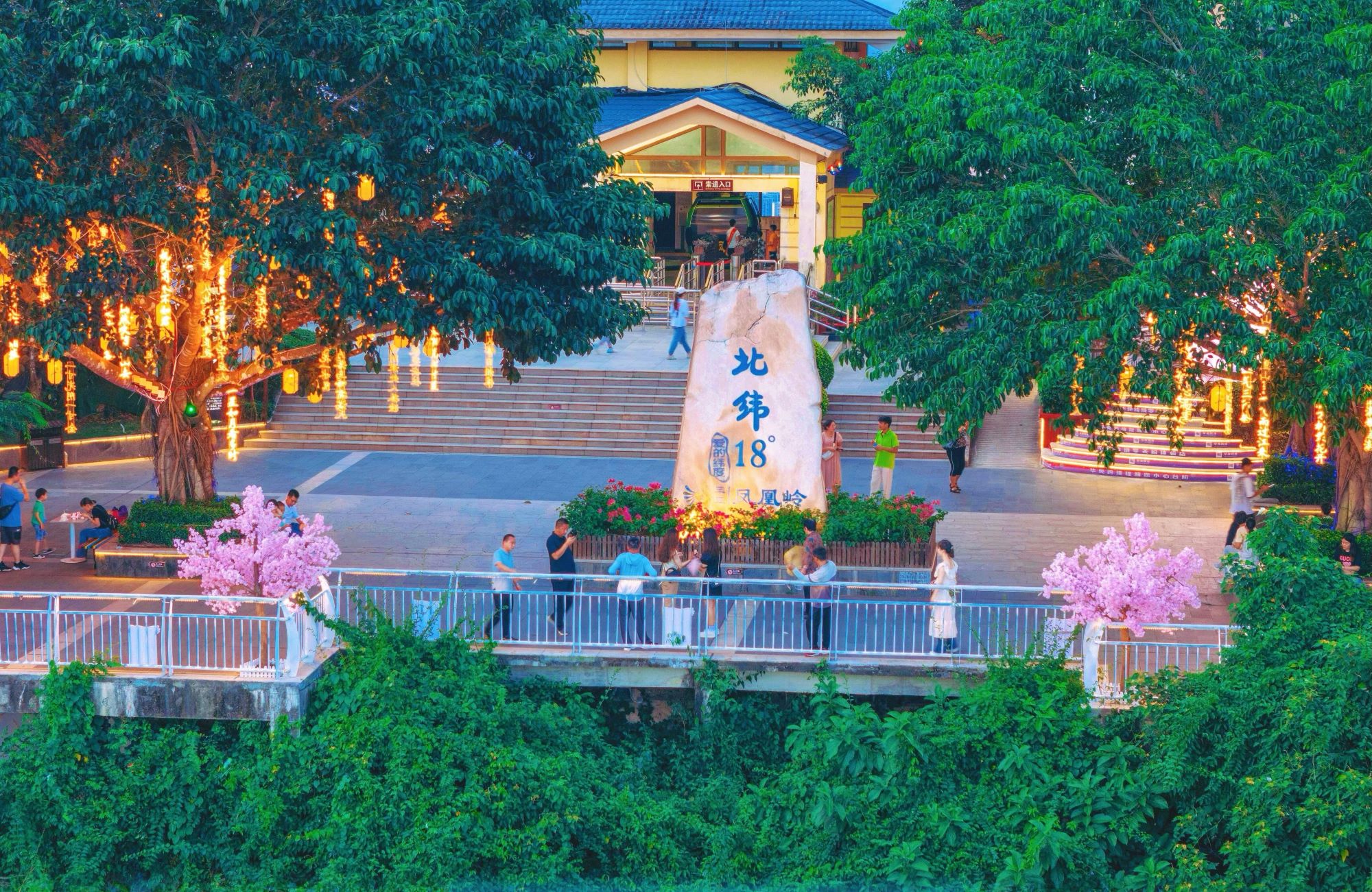 景區擁有亞洲豪華觀海索道，該索道採用奧地利進口設備，全長 1624 米，是中國國內第一條帶有夜飾燈光索道