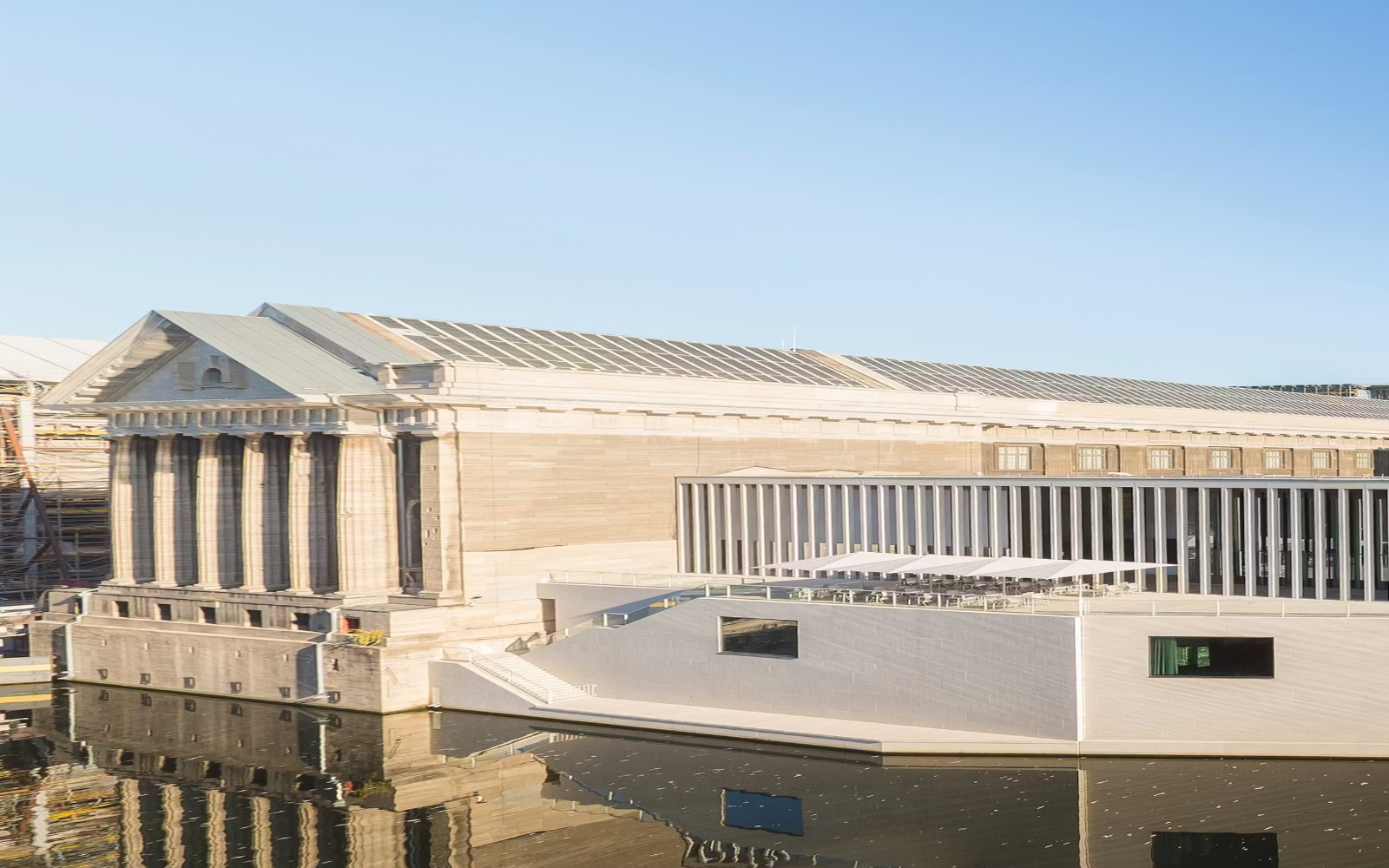 凝視著詹姆斯·西蒙畫廊 (James Simon Gallery)，這座光線、水和石頭的傑作