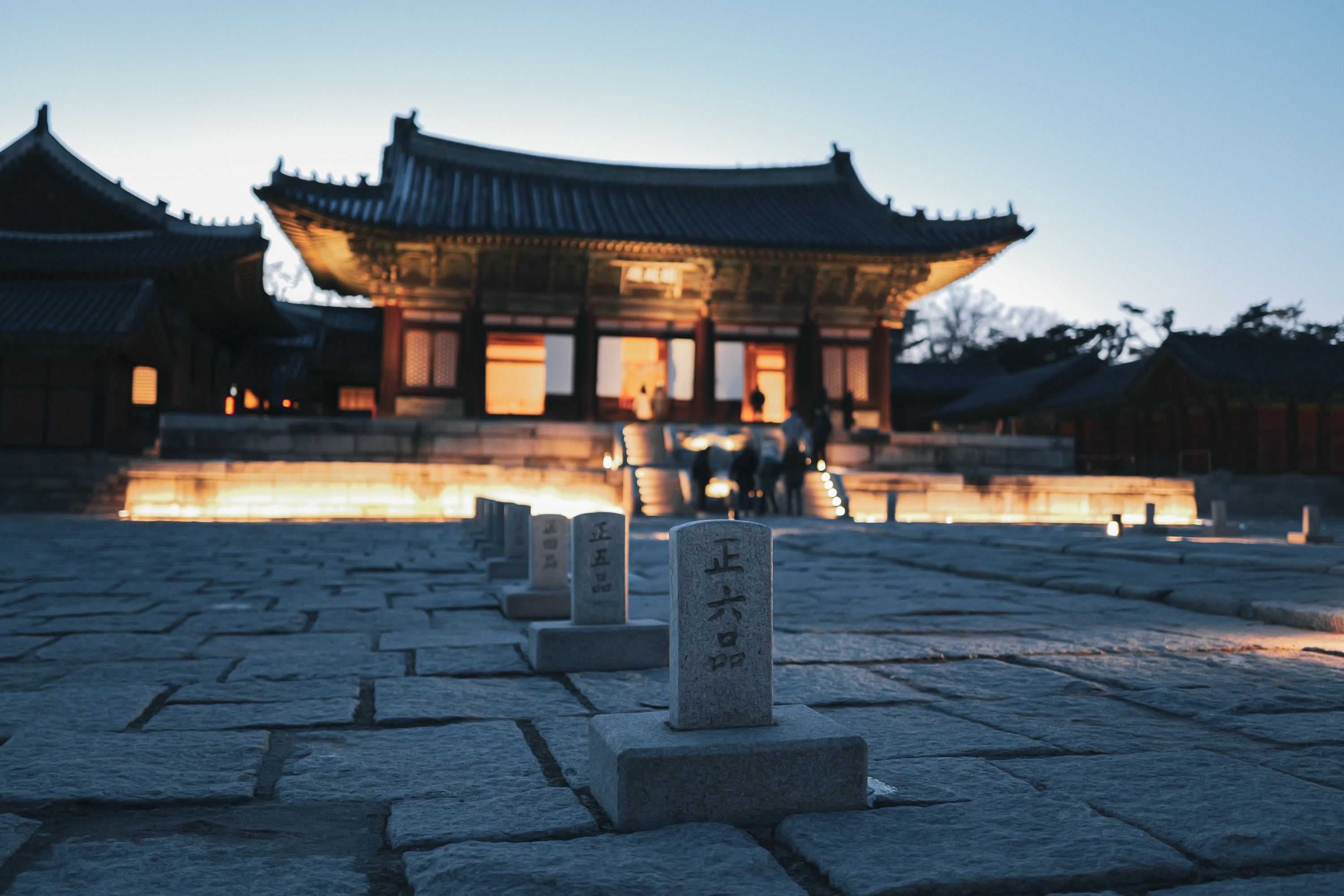 Seoul: Palace, Temple and Market Guided Foodie Tour at Night