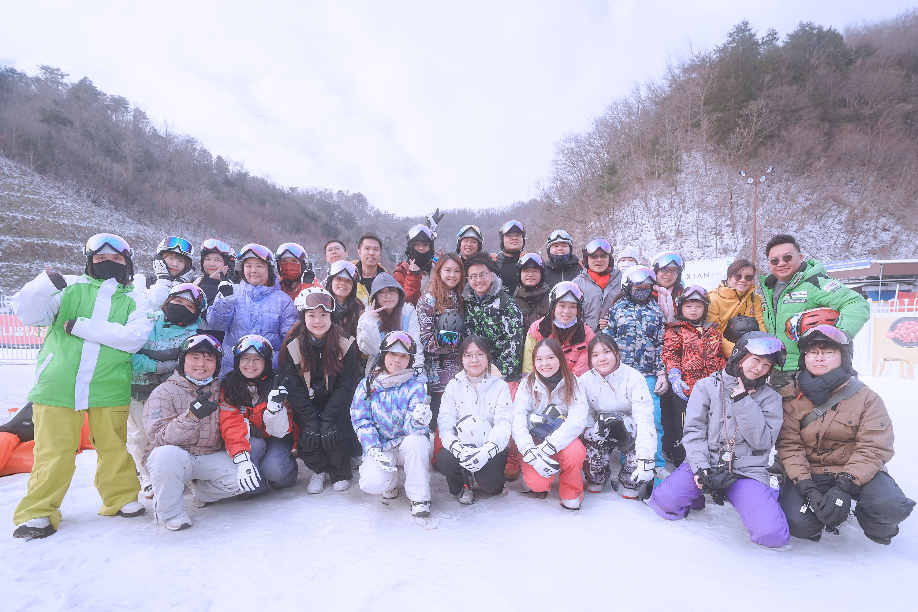 一張充滿友誼與歡笑的團體照，記錄下伊利希安江村完美滑雪日的溫暖時光。