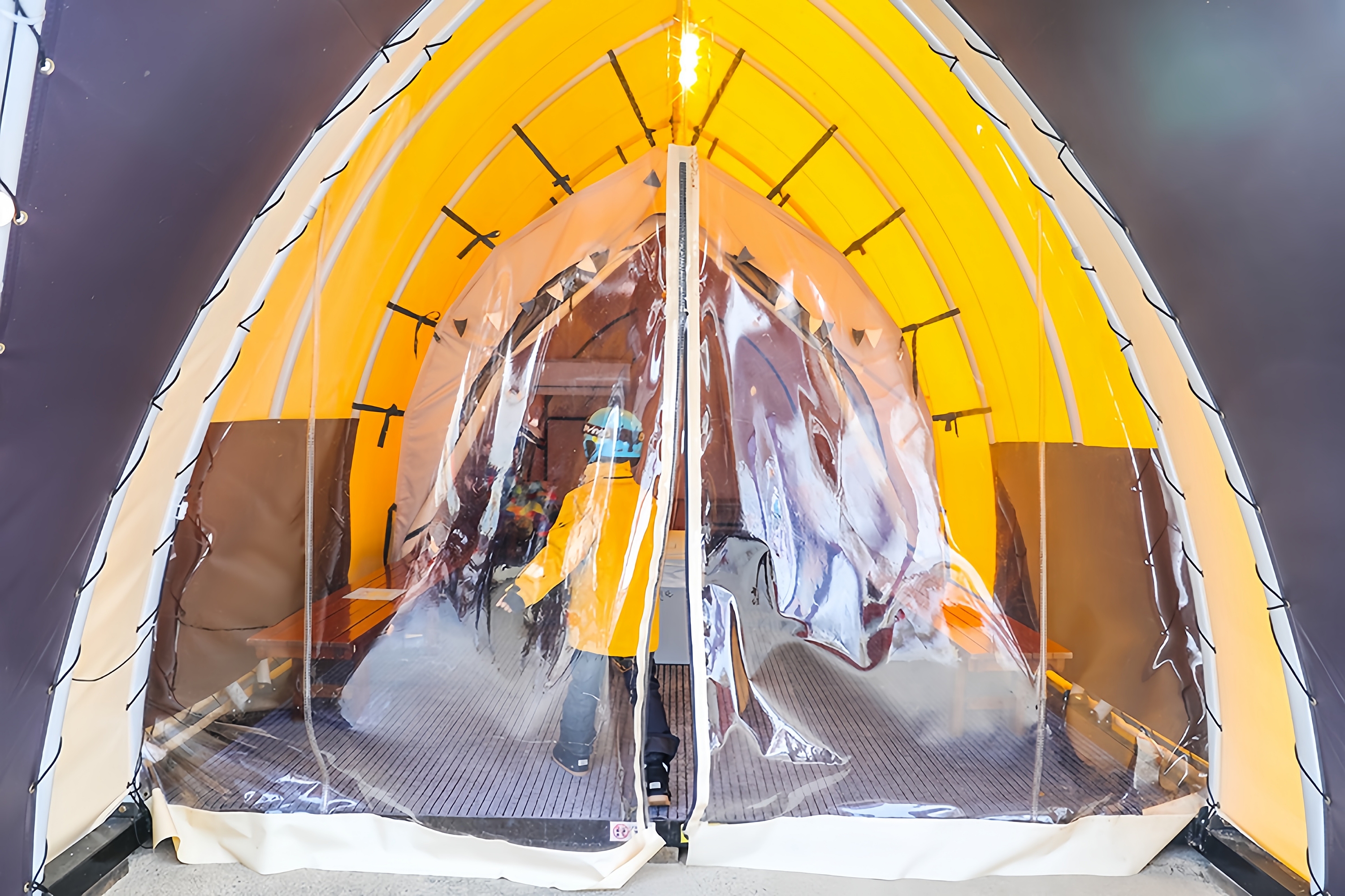 滑雪休息帳篷：每個帳篷皆提供溫馨空間與舒適座位，適合家庭或小團體使用。