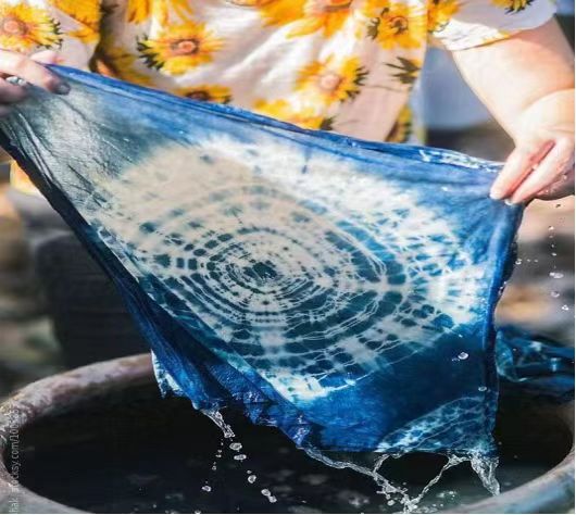 大理扎染作為白族傳統手工藝的代表,以其獨特的藍白配色和天然環保的製作工藝而聞名。 大理扎染作為白族傳統手工藝的代表,以其獨特的藍白配色和天然環保的製作工藝而聞名。