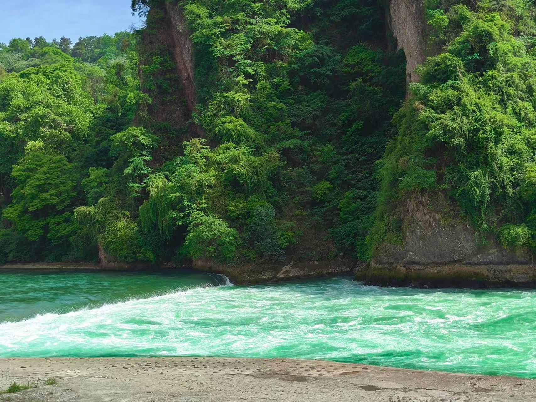 都江堰激流:碧綠江水奔湧拍岸,兩岸崖壁覆滿濃綠植被,盡顯岷江的靈動與生機 都江堰激流:碧綠江水奔湧拍岸,兩岸崖壁覆滿濃綠植被,盡顯岷江的靈動與生機